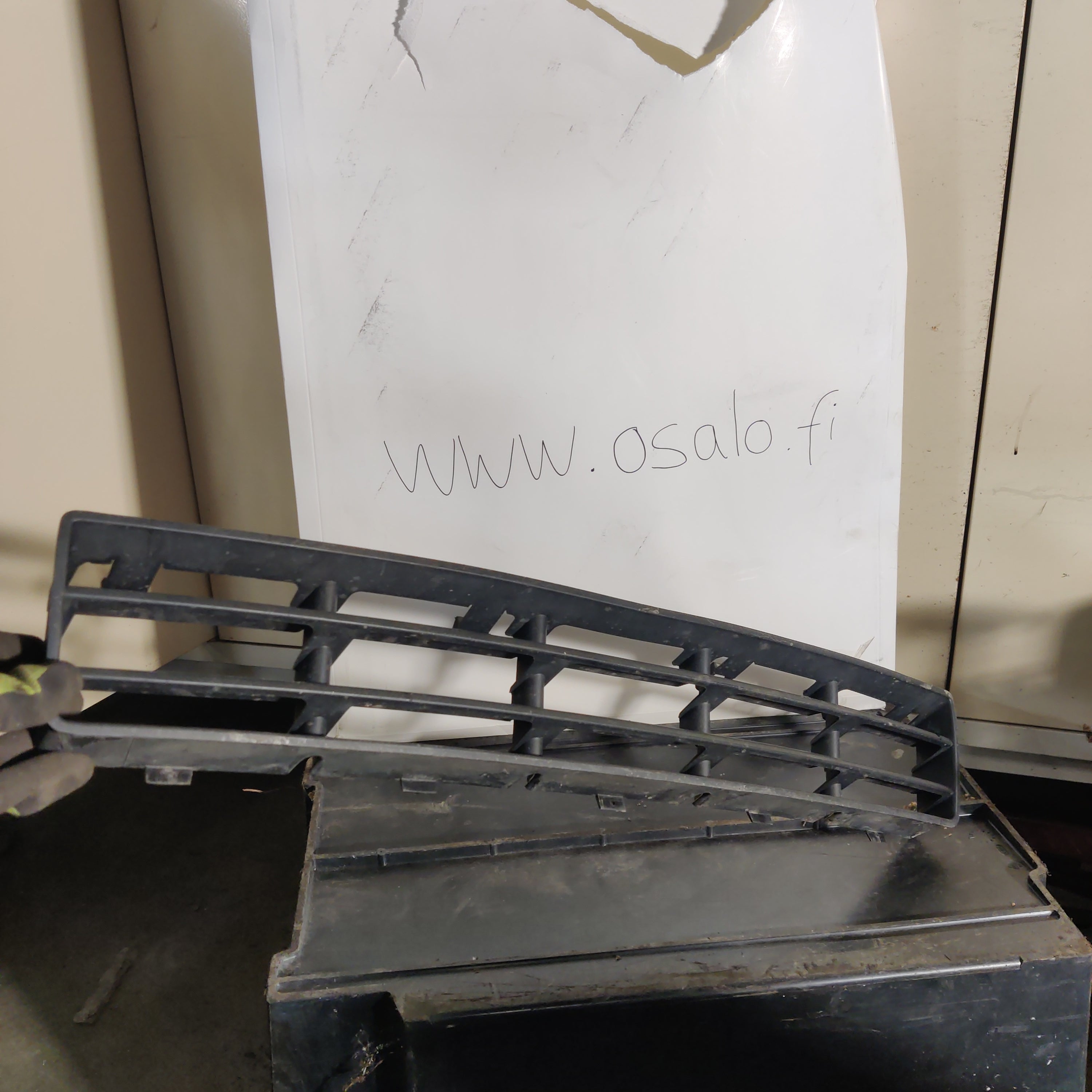 Etupuskurin alempi jäähdytinsäleikkö, VW GOLF IV, 1J0853677
