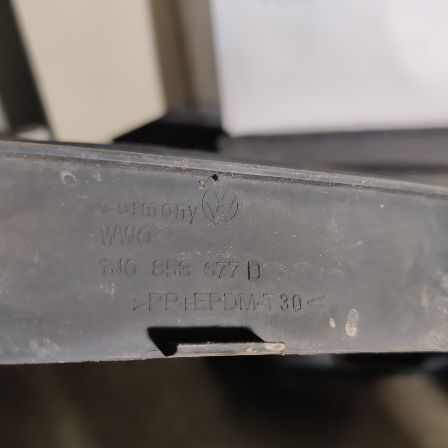 Etupuskurin alempi jäähdytinsäleikkö, VW GOLF IV, 1J0853677