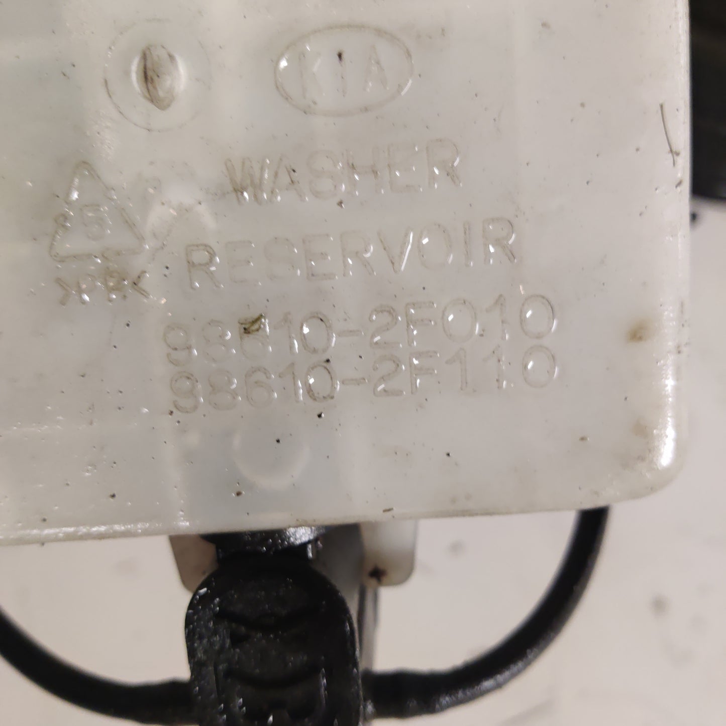 Pesimen säiliö Tuulilasi / Ajovalot Kia Cerato I Viistoperä 1.6 2005, 98610-2F110