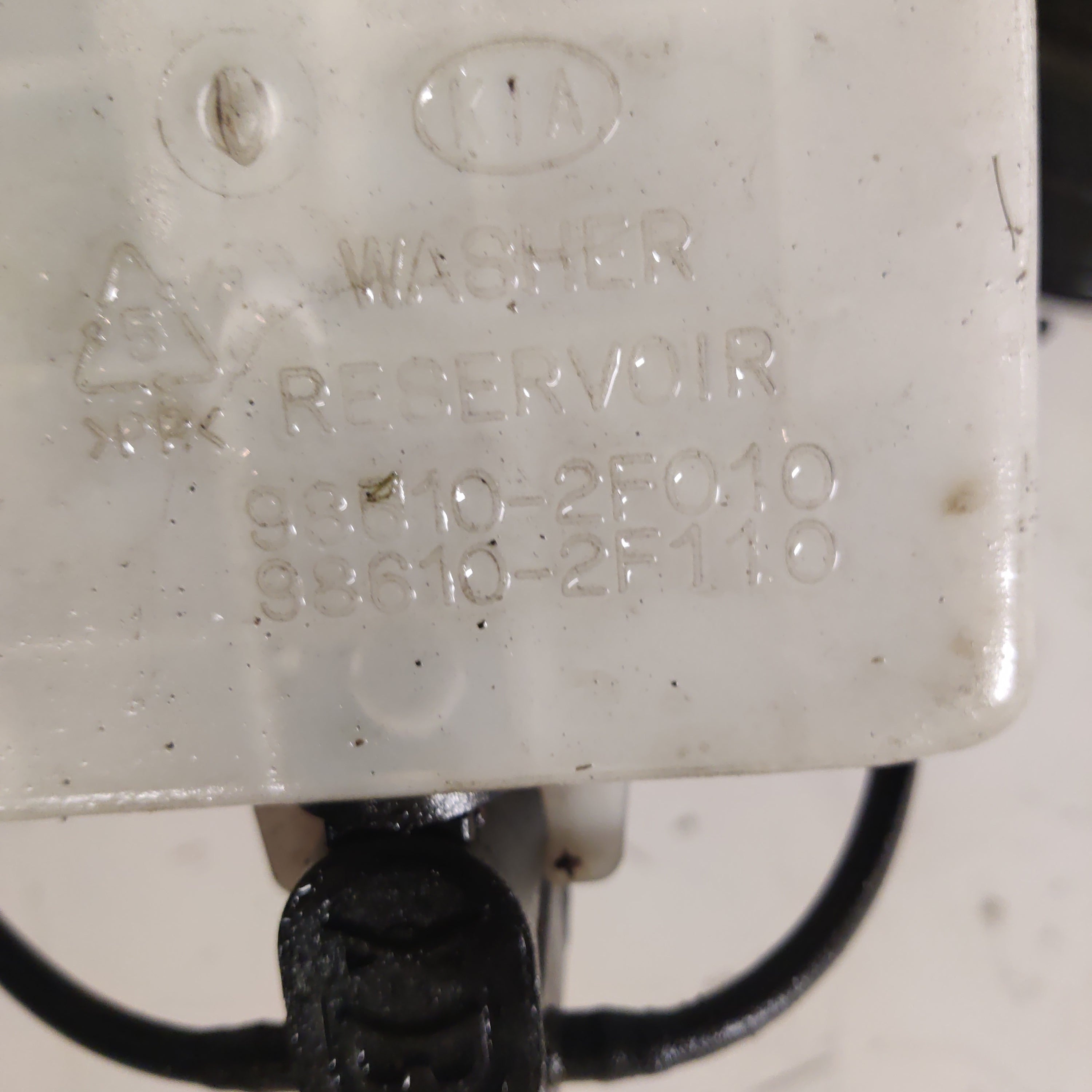 Pesimen säiliö Tuulilasi / Ajovalot Kia Cerato I Viistoperä 1.6 2005, 98610-2F110
