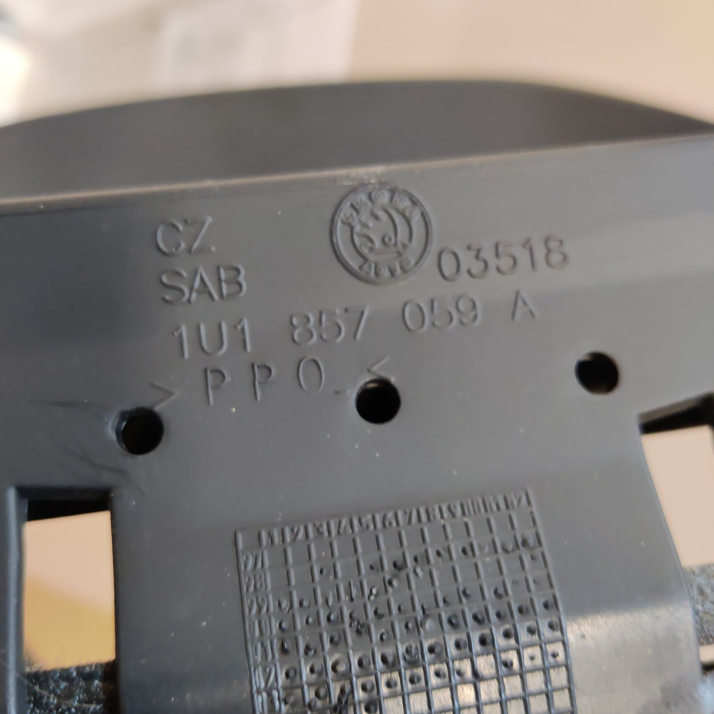 Kojelaudan kehys Skoda Octavia I 1.6 bensiini 2004 1U1857059A