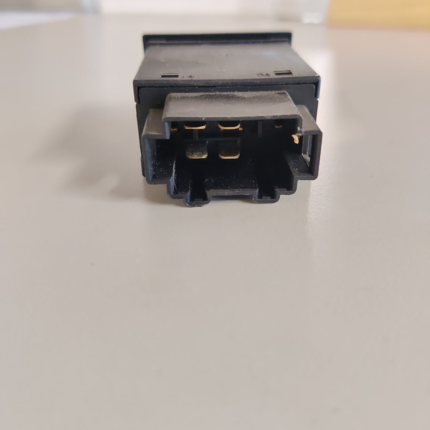 Polttoainesäiliön luukun katkaisin Sisä Etu Skoda Octavia I 1.6 bensiini 2004 1J0959833C