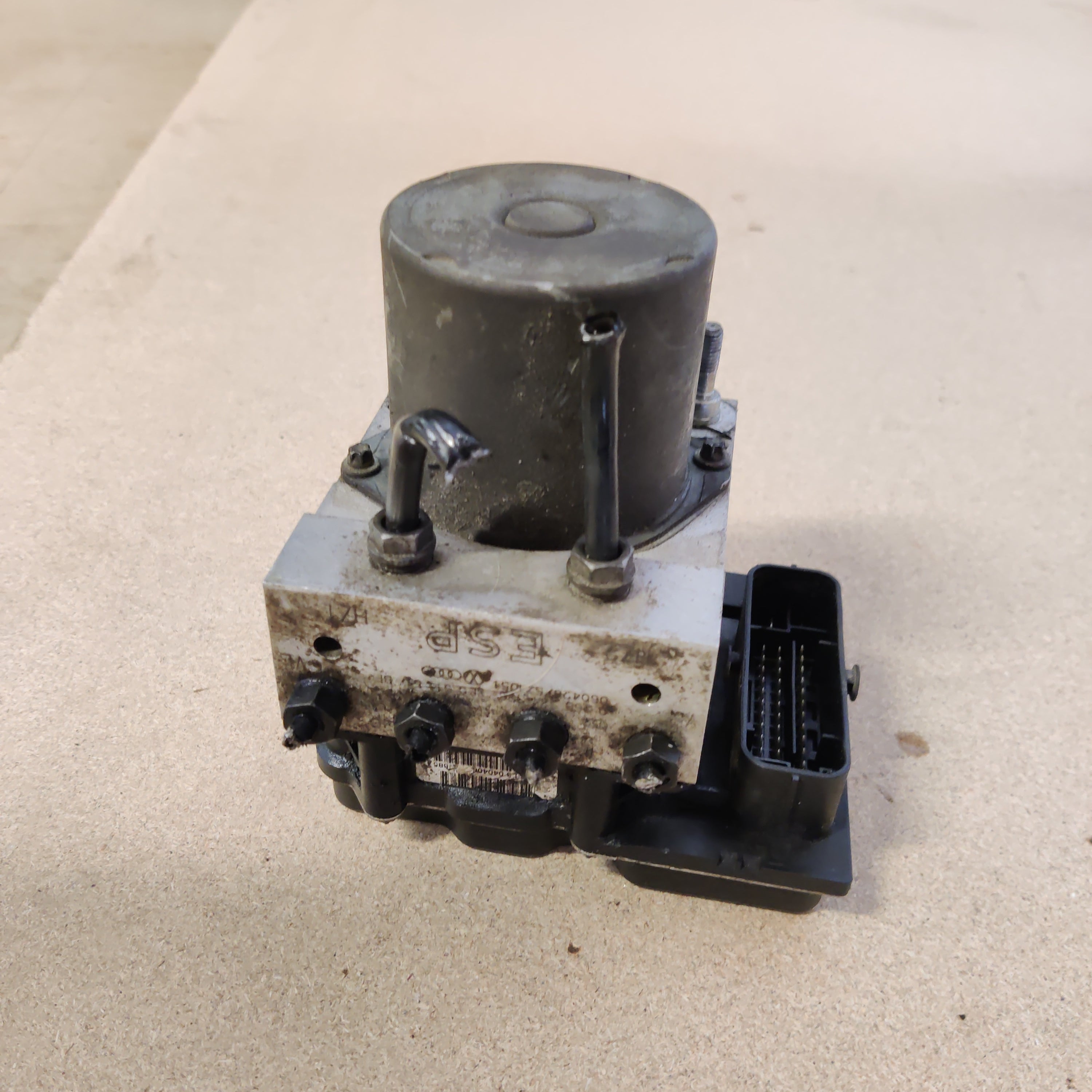 ABS Hydraulikoneisto Audi A4 B7 Avant 2.0 2007, 8E0910517H014