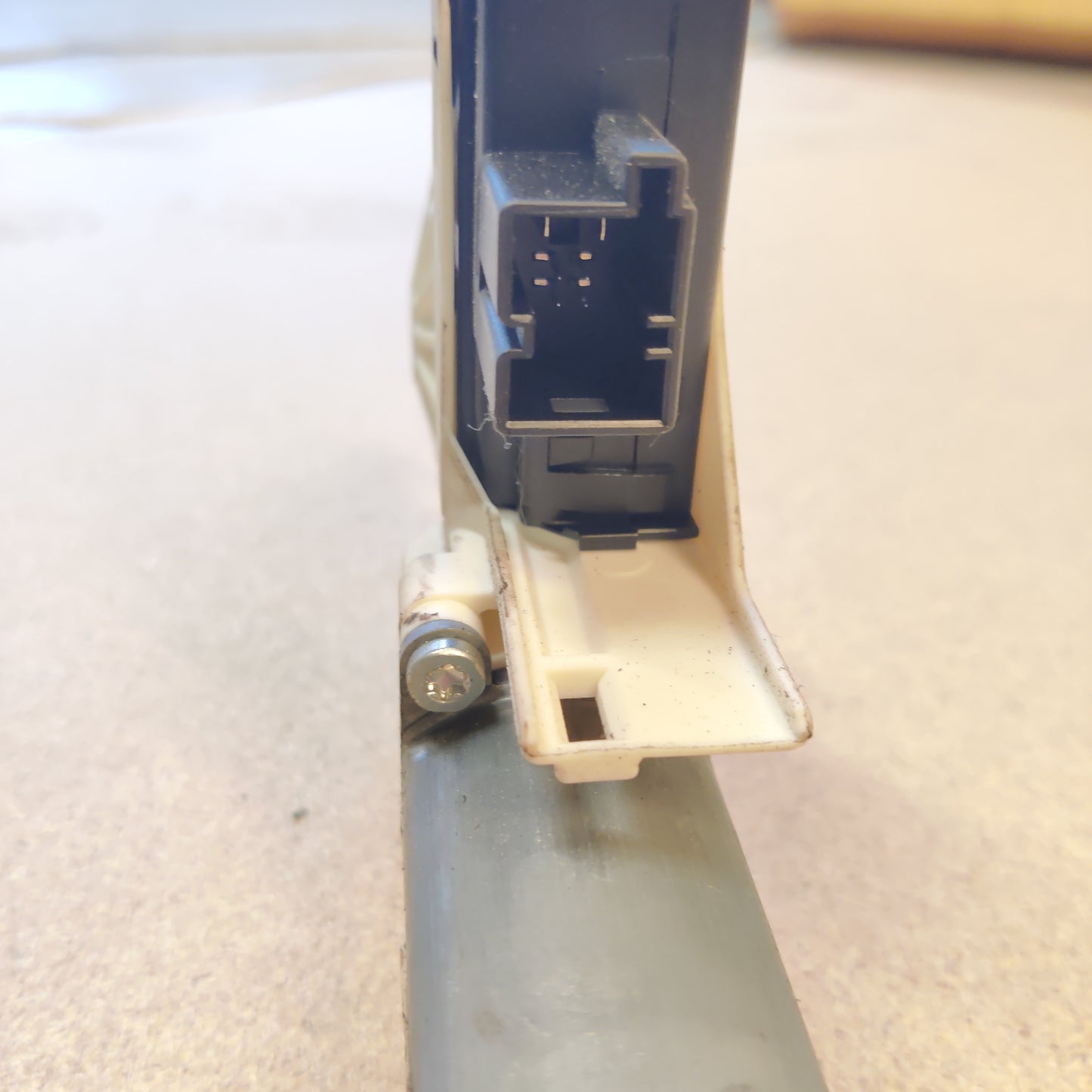 Lasinnostimen moottori vasen taka Audi Q7 4L0959801B