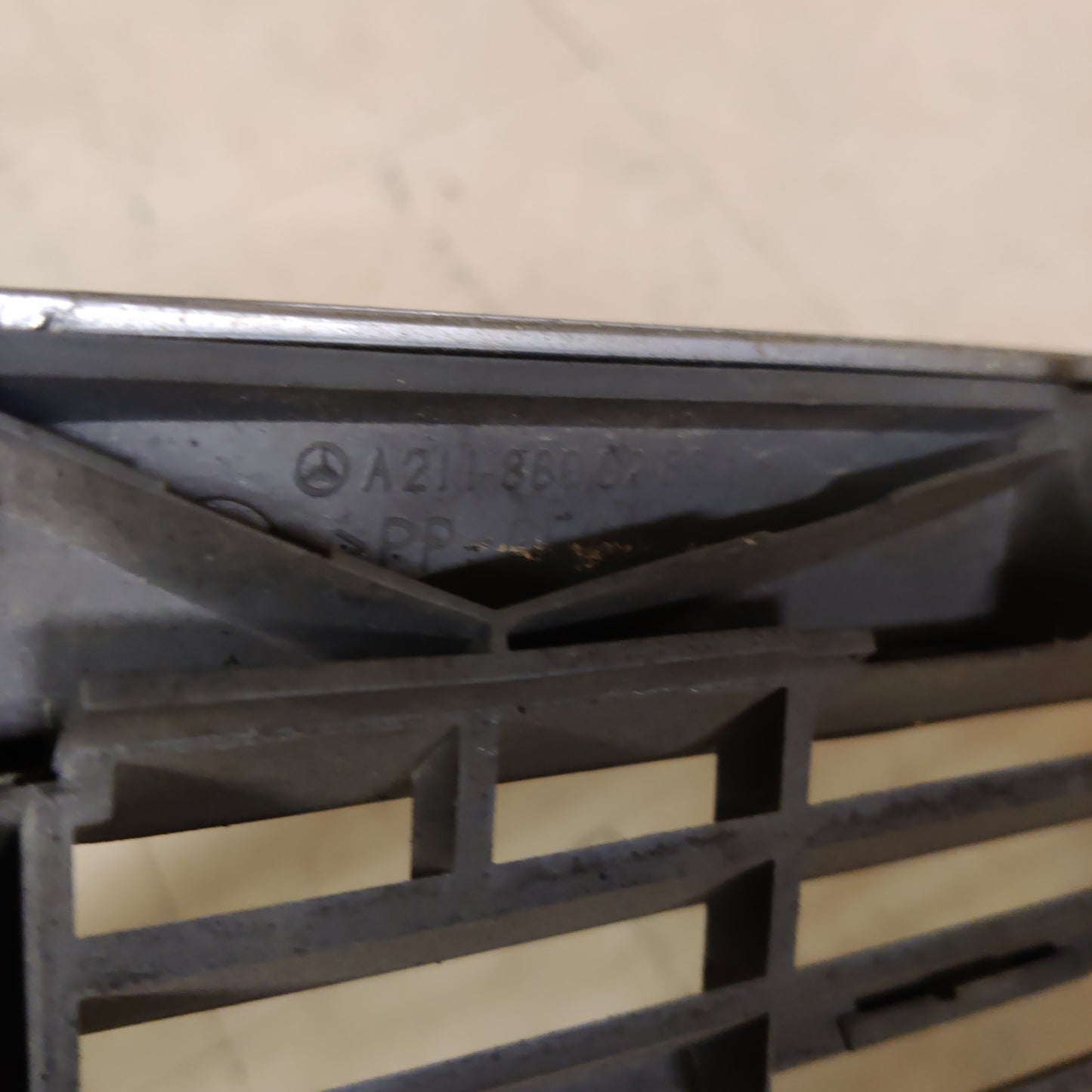 Etusäleikkö Täydellinen , Mercedes E-Class W211 2002-2009, A2118800283