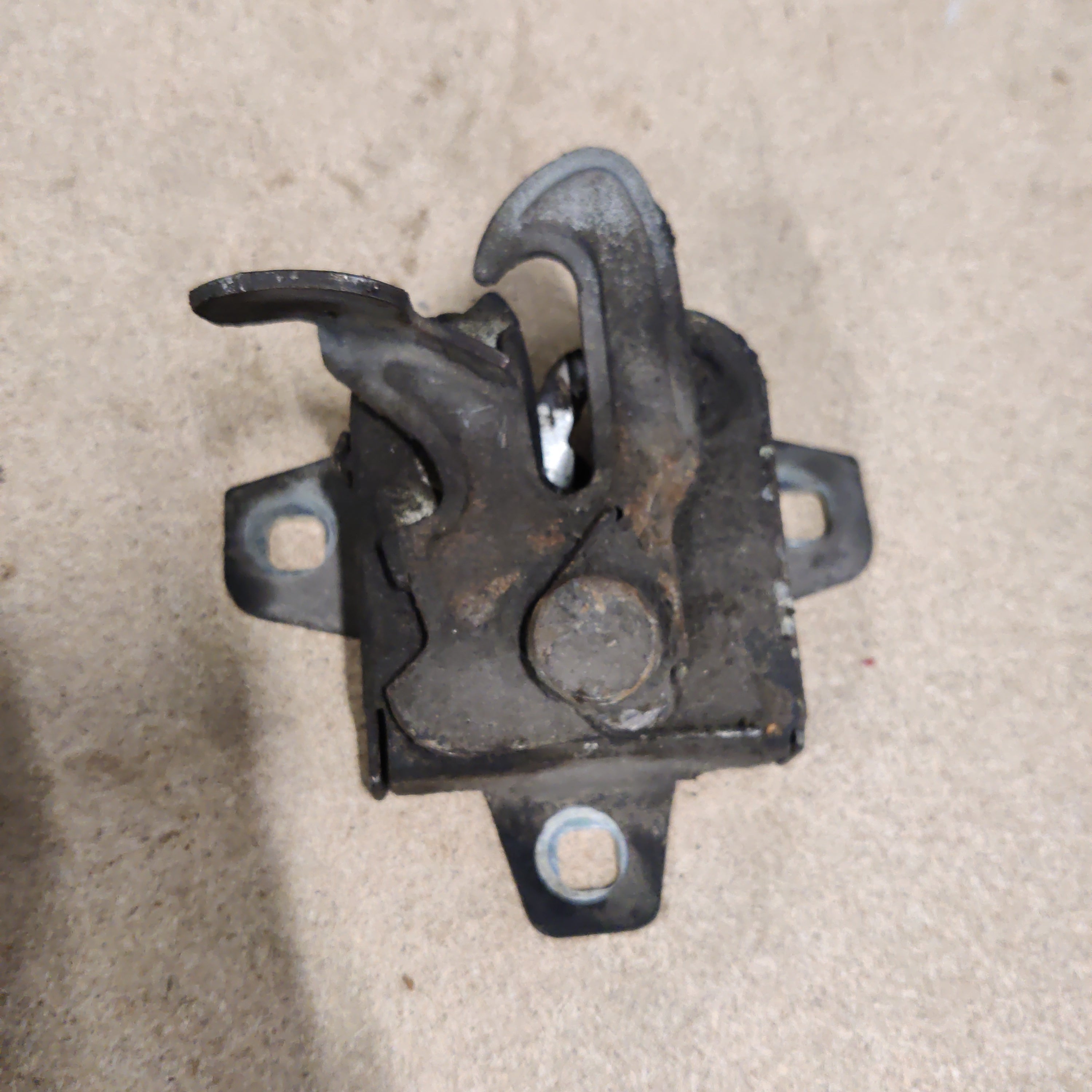 Etukannenlukko Volvo V50 1.8 bensa 2004, 30716530/30716529