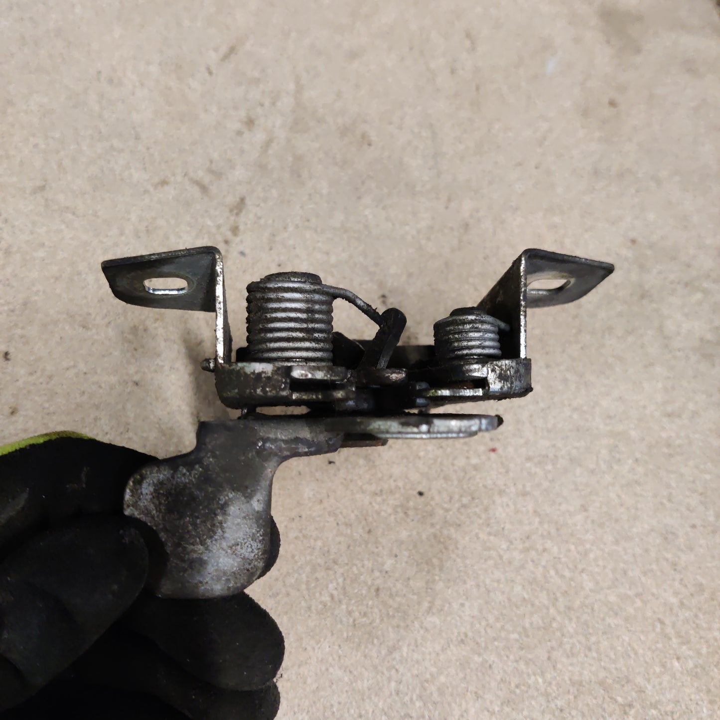 Etukannenlukko Volvo V50 1.8 bensa 2004, 30716530/30716529