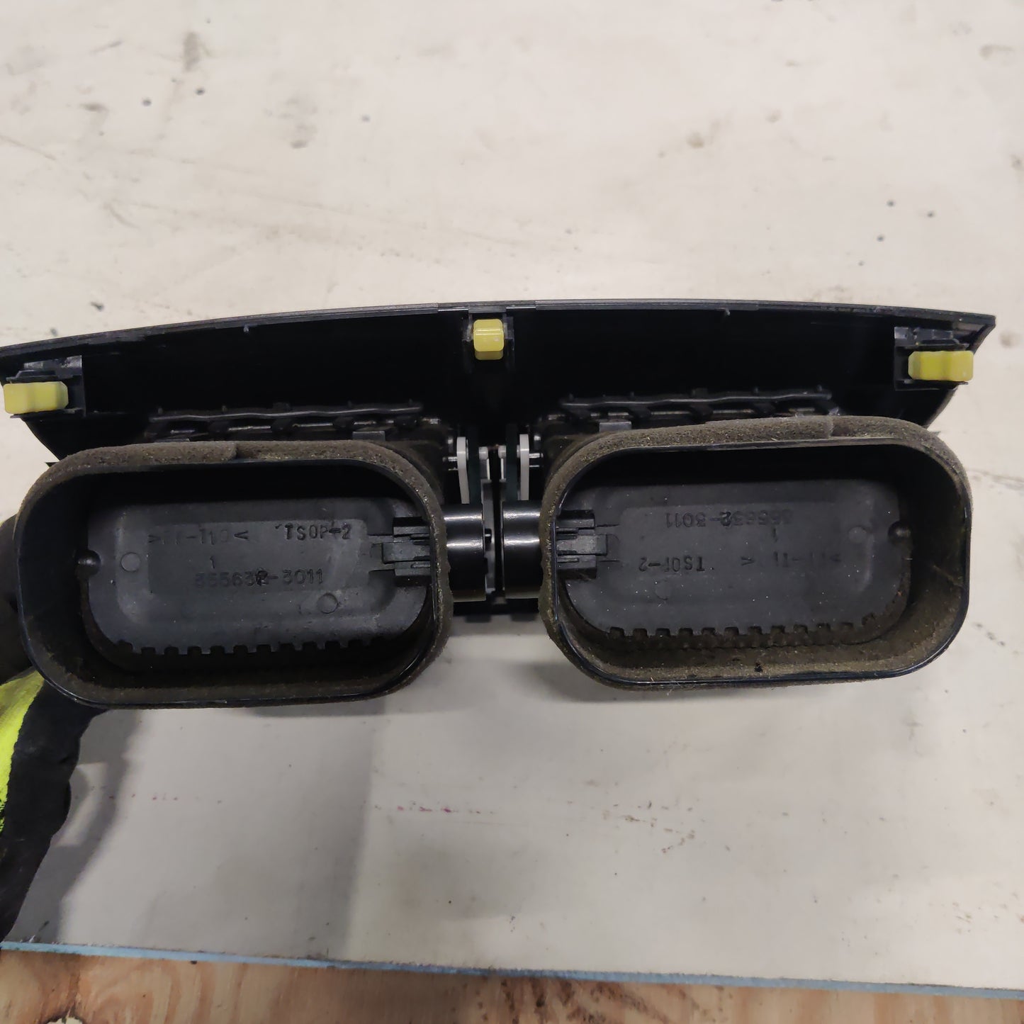 Lämmitys/tuuletus säleikkö Toyota RAV 4 III 2.0 4WD 2006, 355632-3011