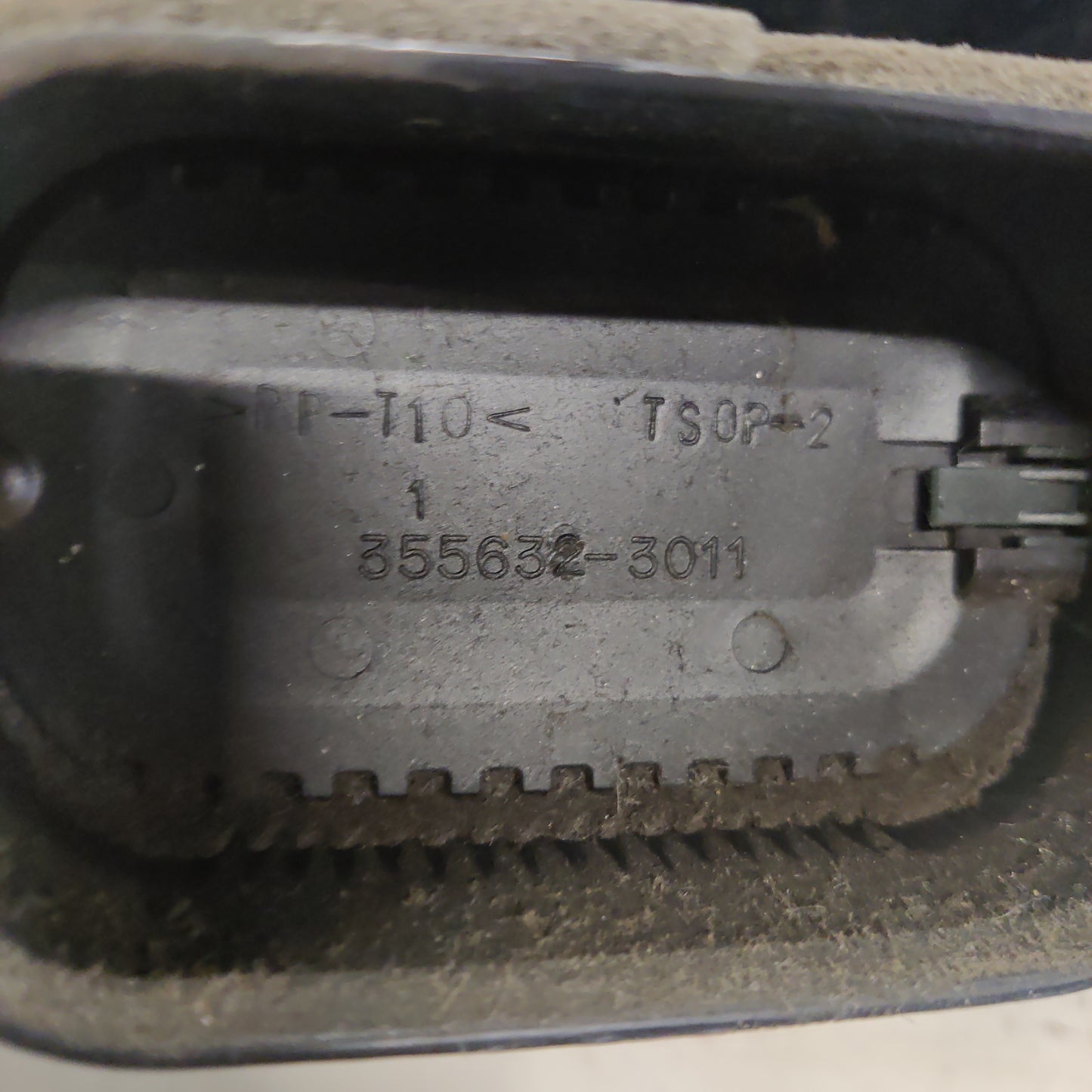 Lämmitys/tuuletus säleikkö Toyota RAV 4 III 2.0 4WD 2006, 355632-3011