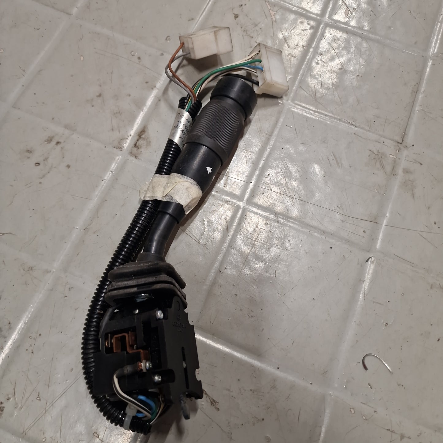 Merkkivalo ja äänitorvikytkin Massey Ferguson 4200-sarja, 61111, 3809592M92