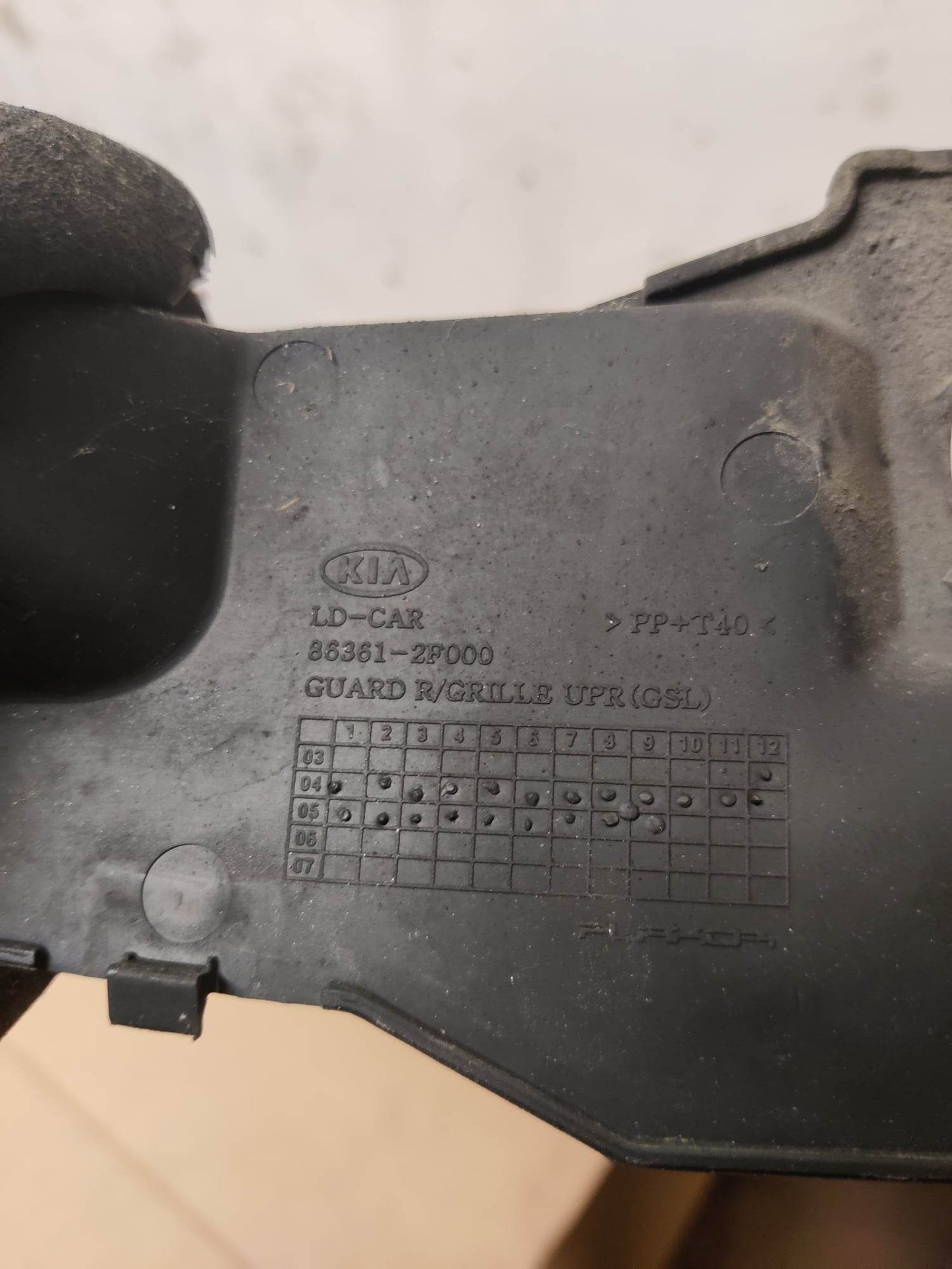 Suoja-jäähdyttimen säleikkö Kia Cerato I Viistoperä 1.6 2005, 86361-2F000