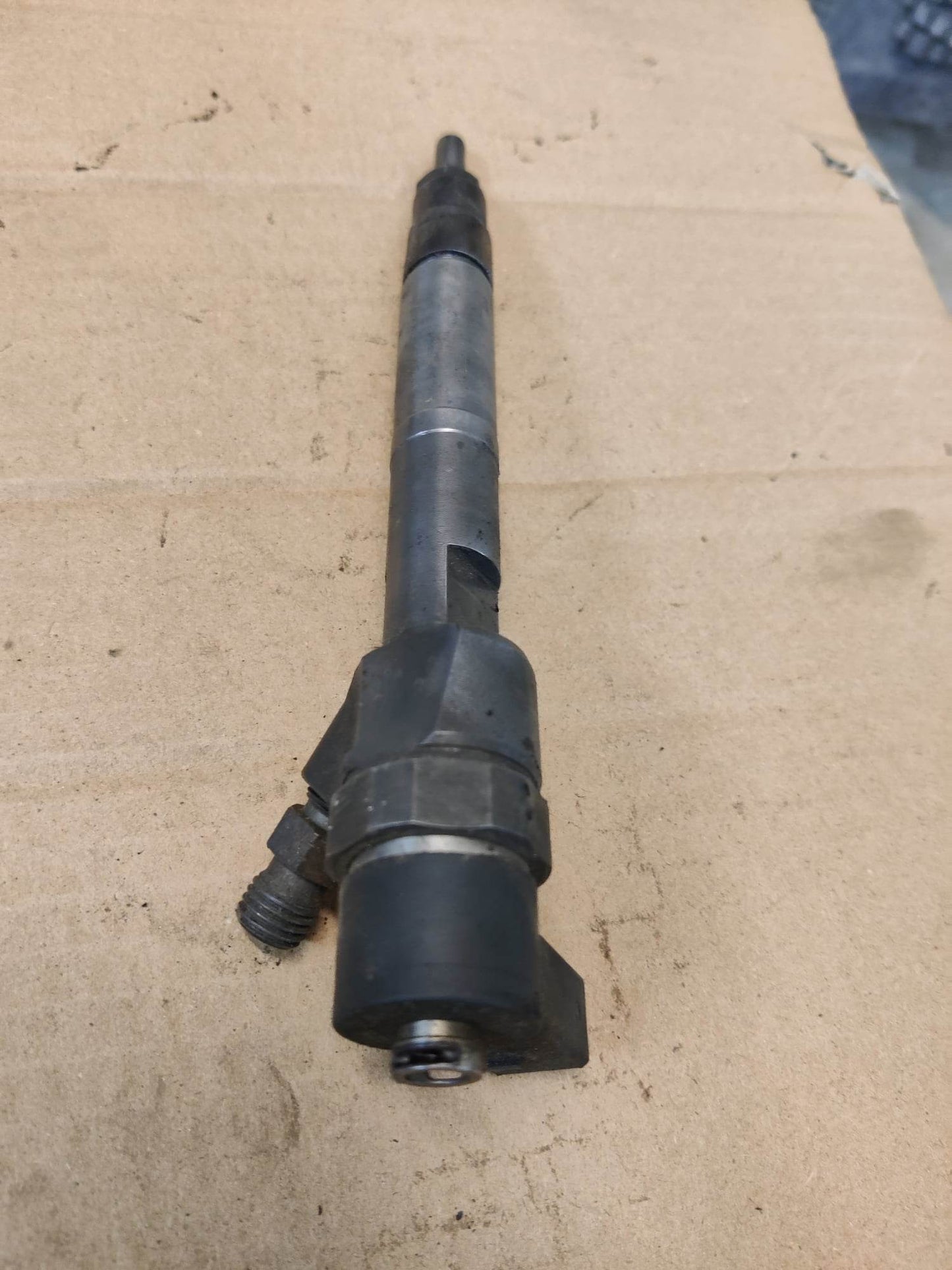 Polttoainesuutin diesel Mercedes Benz Vito Umpikori 110 D 2.3 (638.074, 638.078), A6110700587