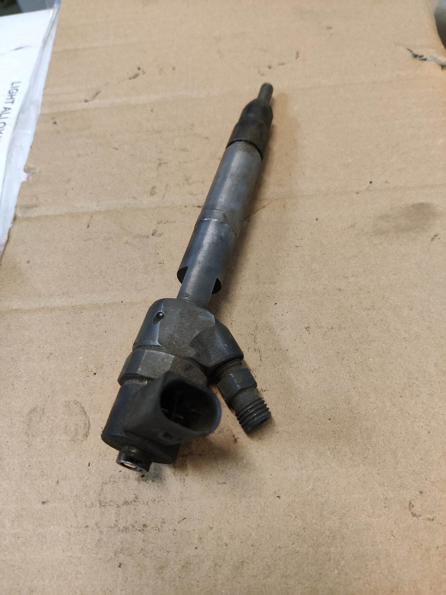 Polttoainesuutin diesel Mercedes Benz Vito Umpikori 110 D 2.3 (638.074, 638.078), A6110700587