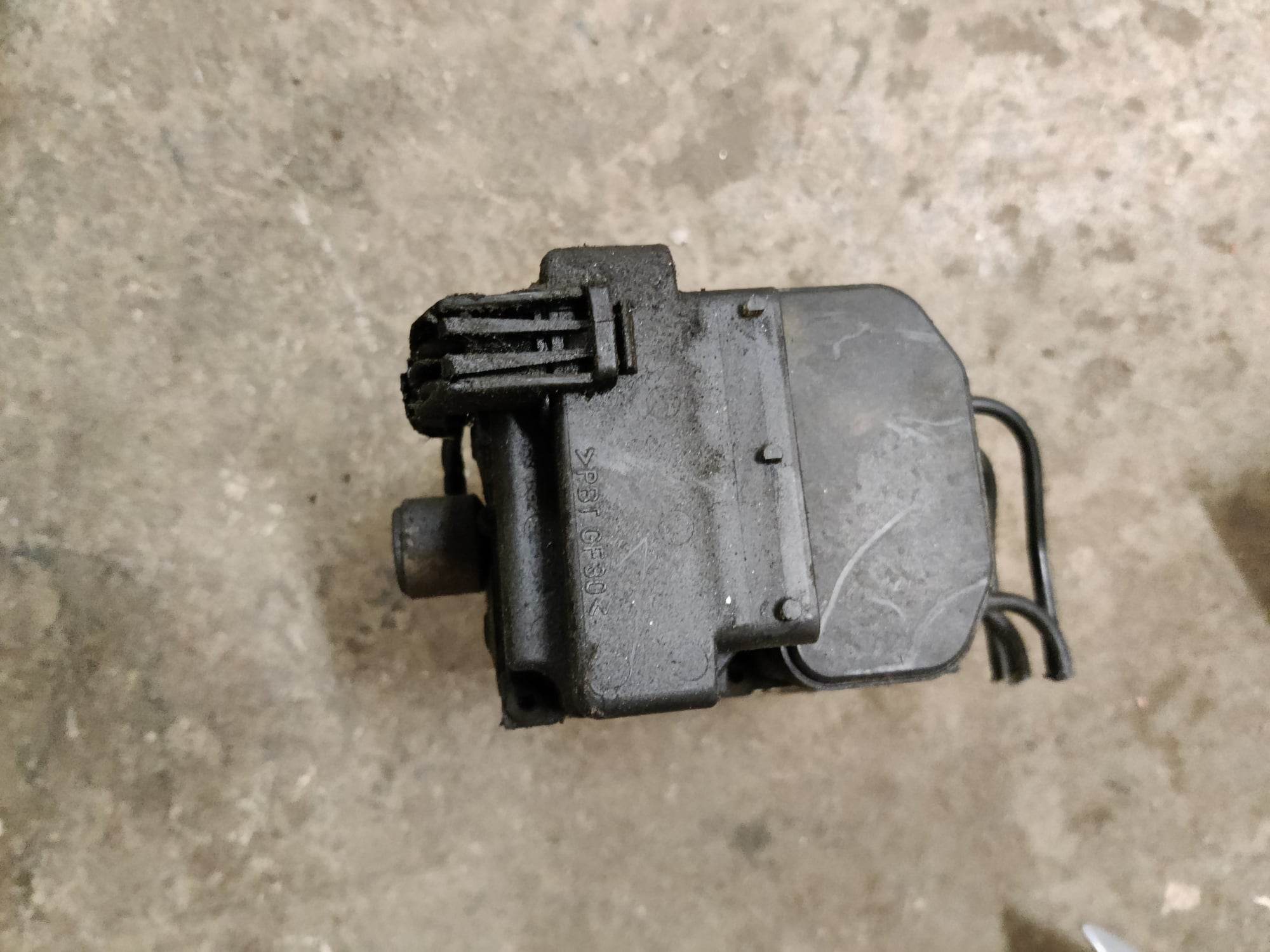 Bosch ABS-pumppu Audi A4 B5 1.6 bensiini 1997, 0265216411, 8E0614111