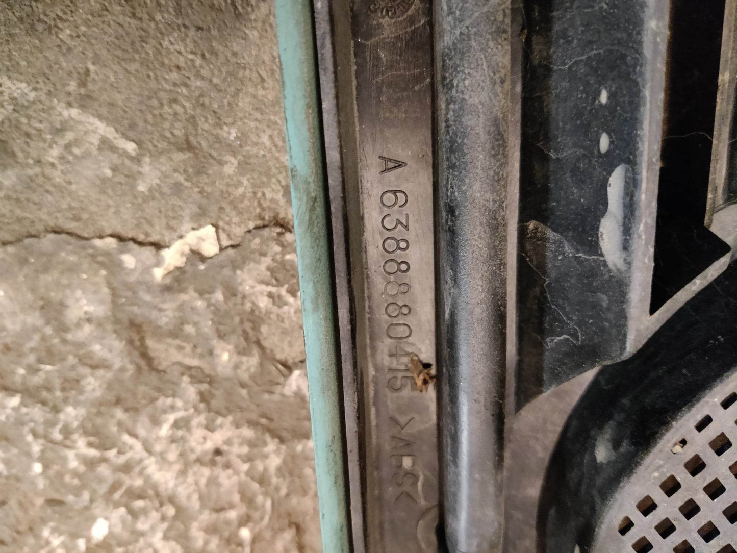 Etusäleikkö Mercedes Benz Vito Umpikori 110 D 2.3 (638.074, 638.078), A6388880415