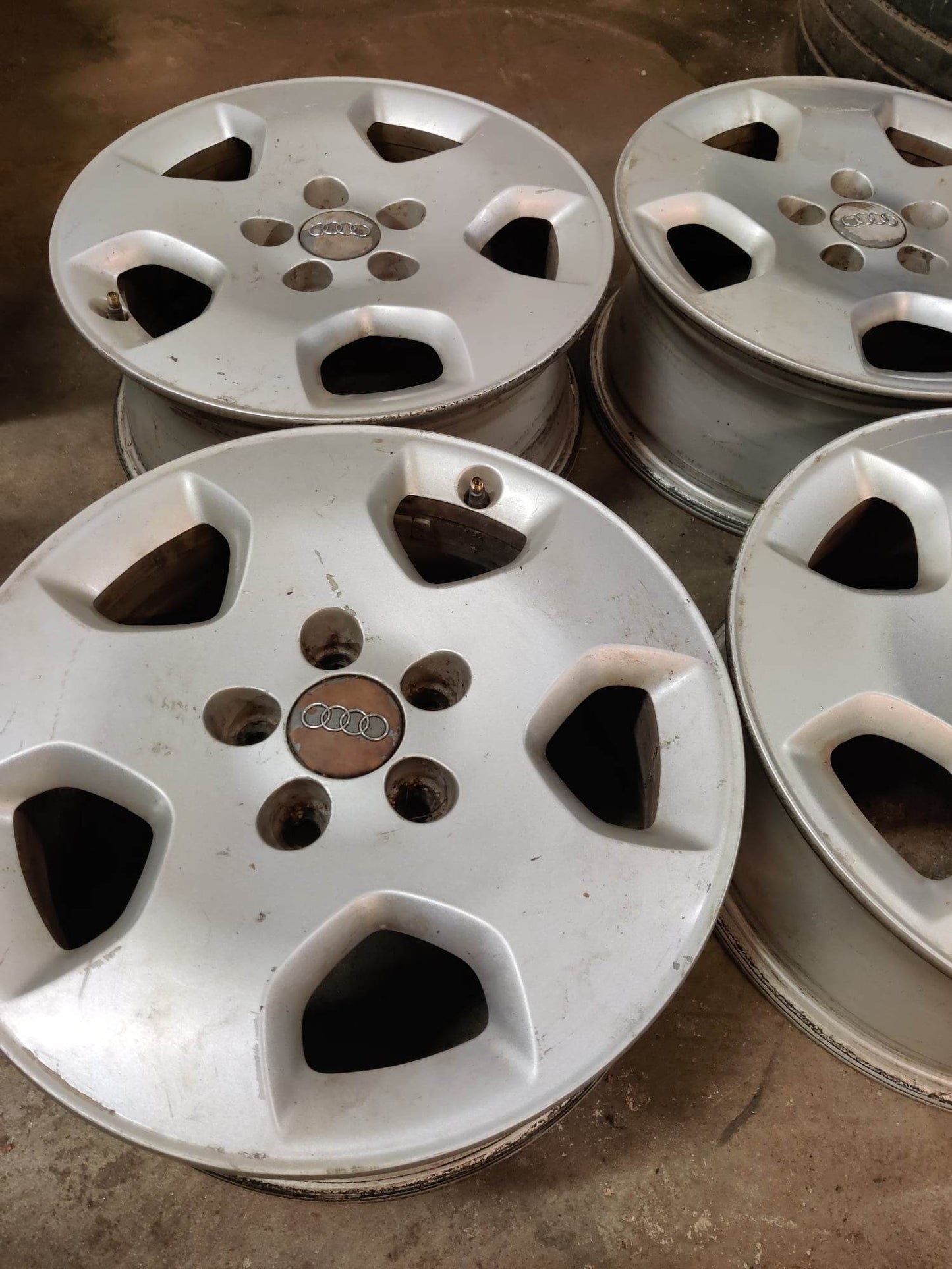 Alumiinivannesarja Audi A3 5x100, 15" ET38 8L0601025N