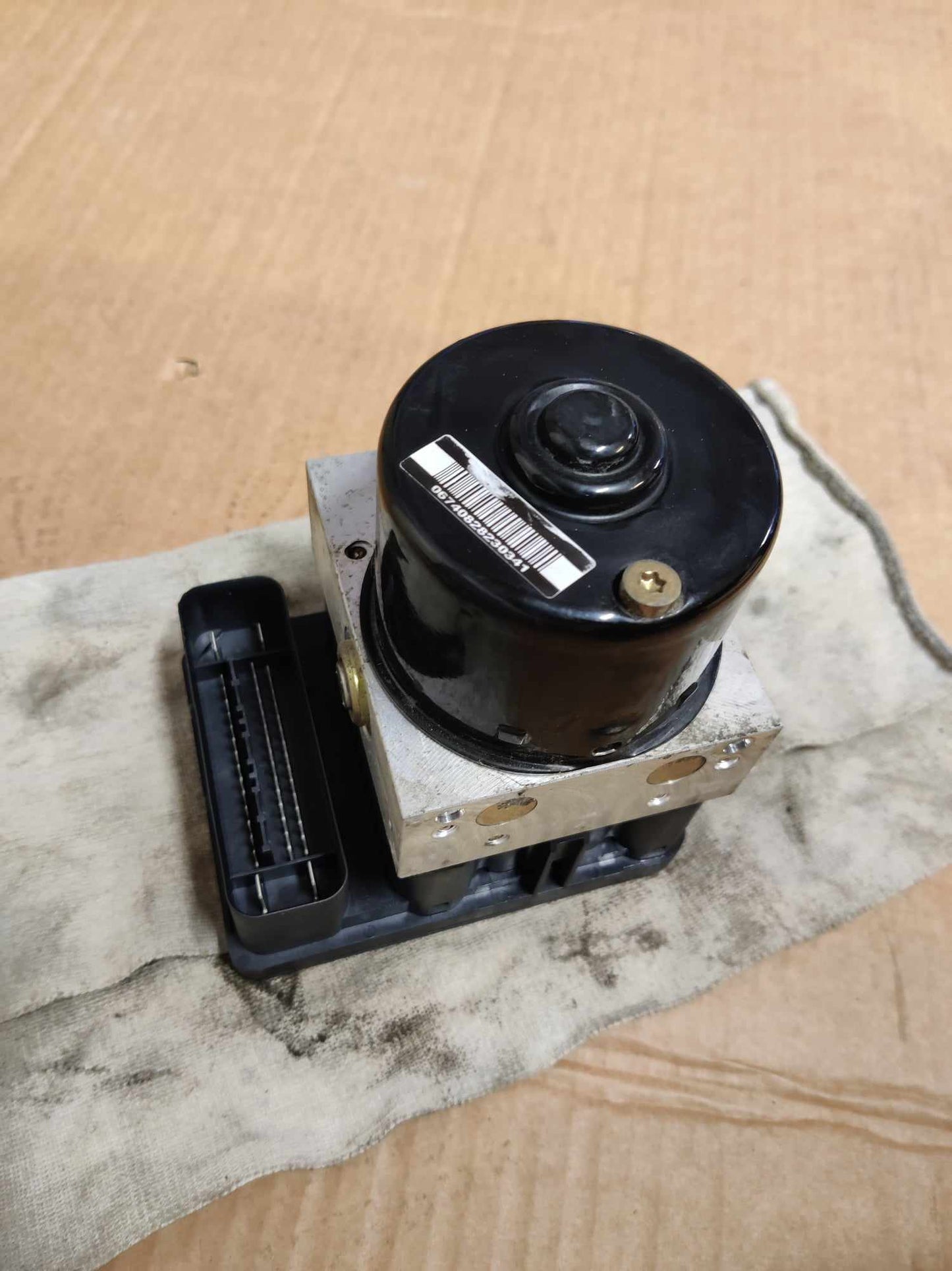 ABS hydraulikoneisto Volvo V50 1.8 bensa 2004 30672504A