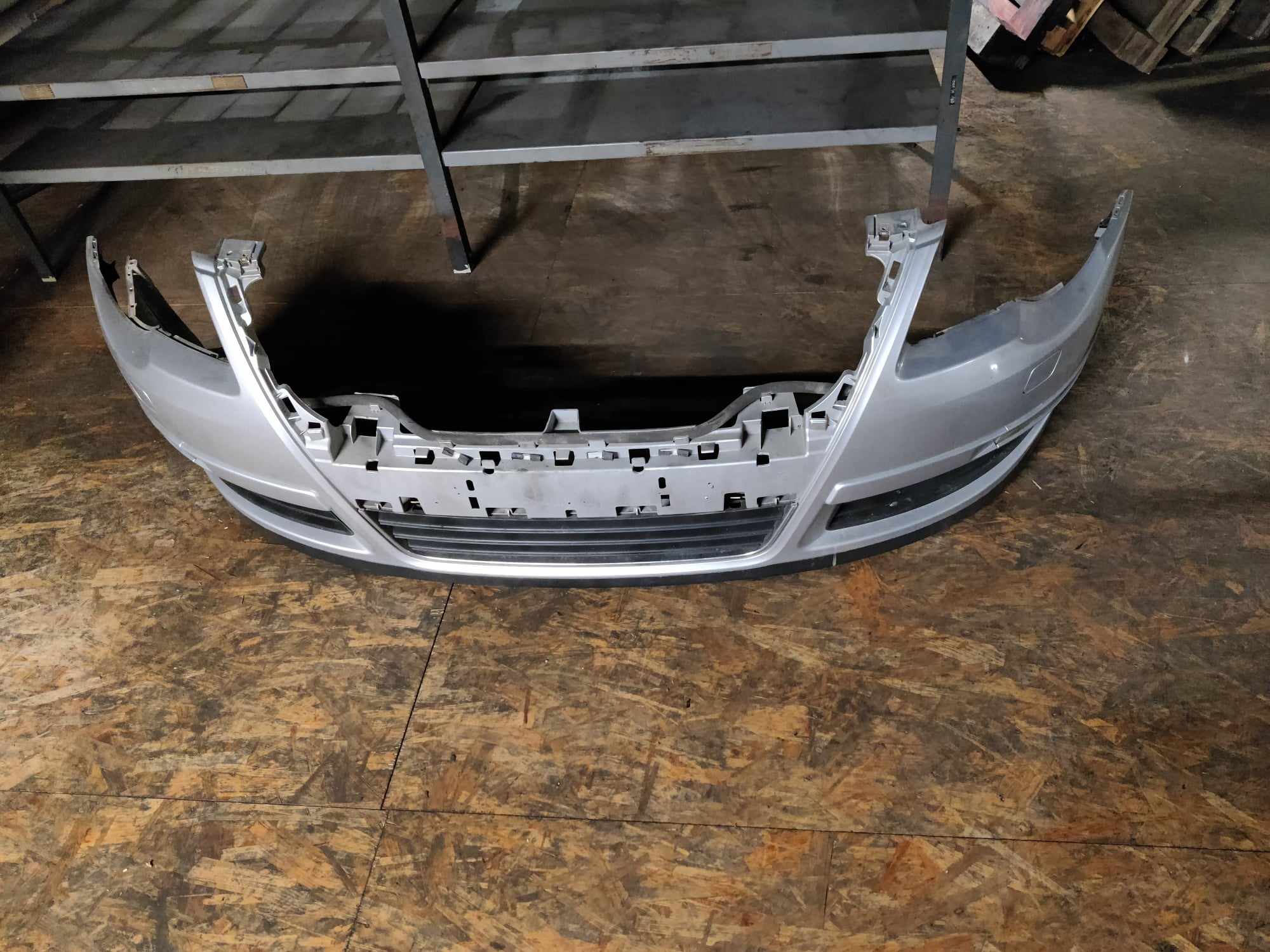 Etupuskuri VW Passat B6 2005-2011, 3C0807942