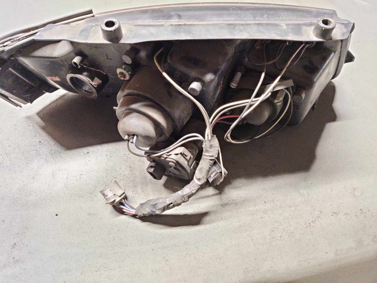 Ajovalo vasen, tumma Angle Eyes, VW Passat 2001-2005, HU162-HL