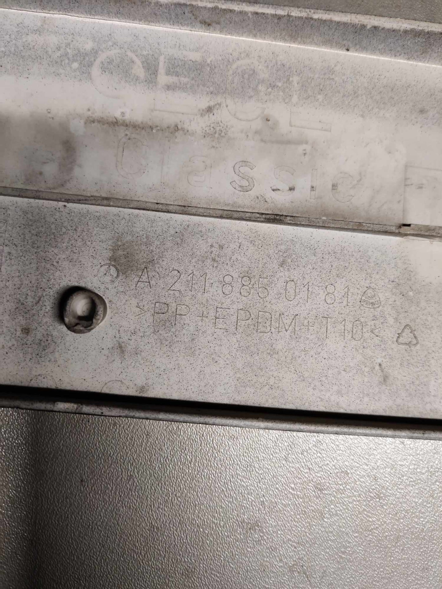 Puskurin lista etu, MB E-Klass W211, 2002-2009, A2118850181