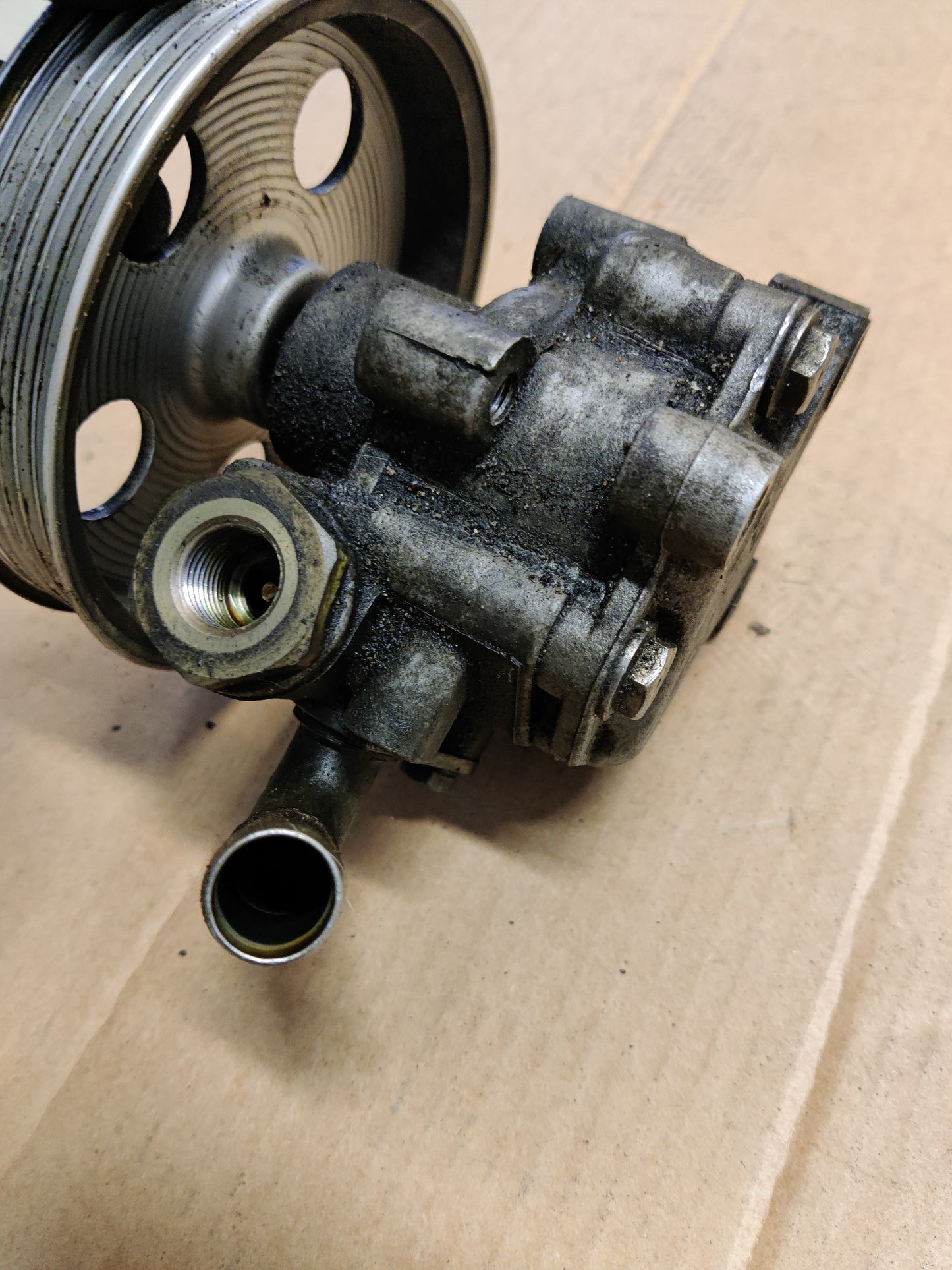 Ohjaustehostimen pumppu mekaaninen Audi A4 B7 Avant 2.0 2007 06B145255