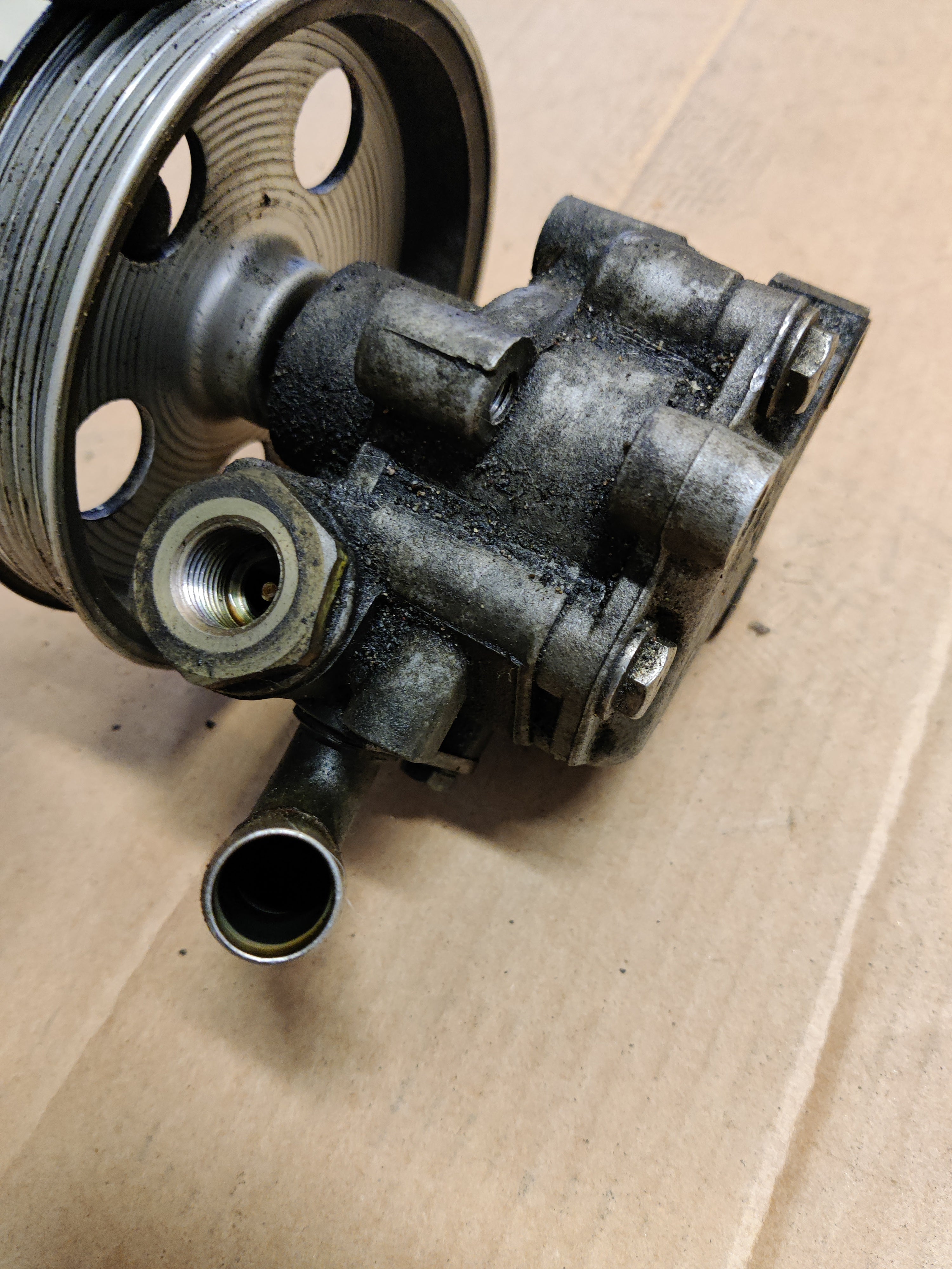 Ohjaustehostimen pumppu mekaaninen Audi A4 B7 Avant 2.0 2007 06B145255