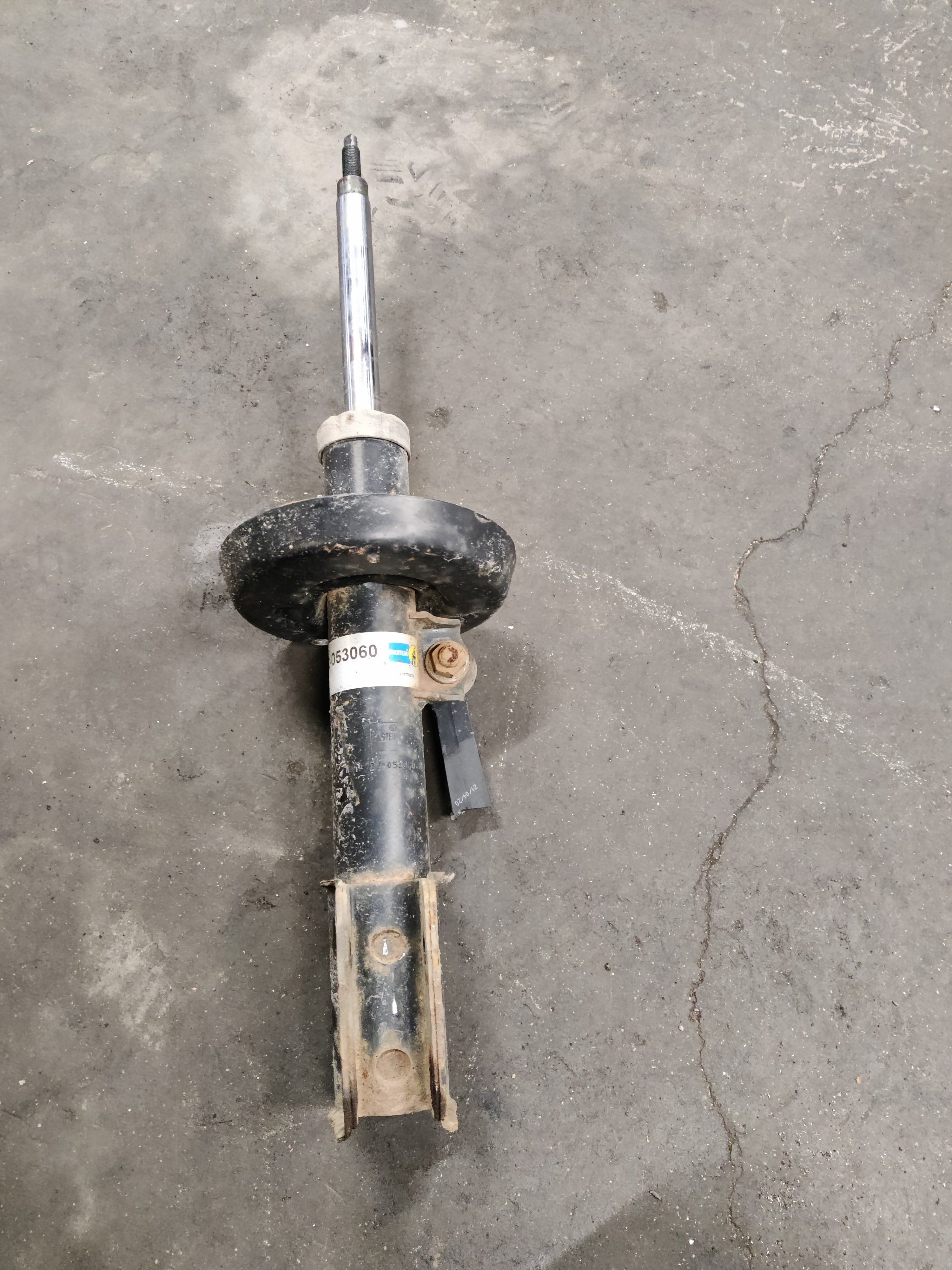 Etuiskunvaimentimet ja jouset Audi A6 C5 2.4 2003, 22-053077, 22-053060