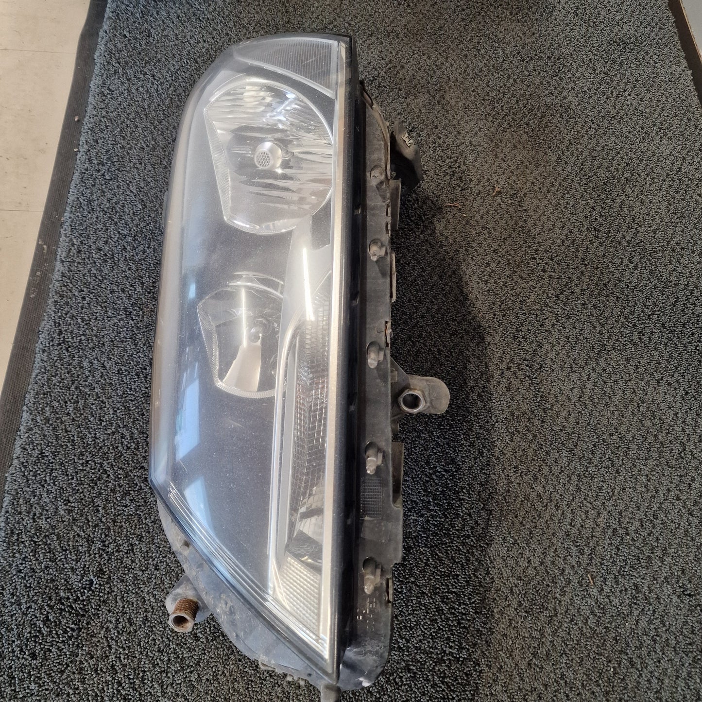 Ajovalo, vasen Volkswagen Passat B7 Variant 365 1.6 TDI diesel 2011 3AB941005