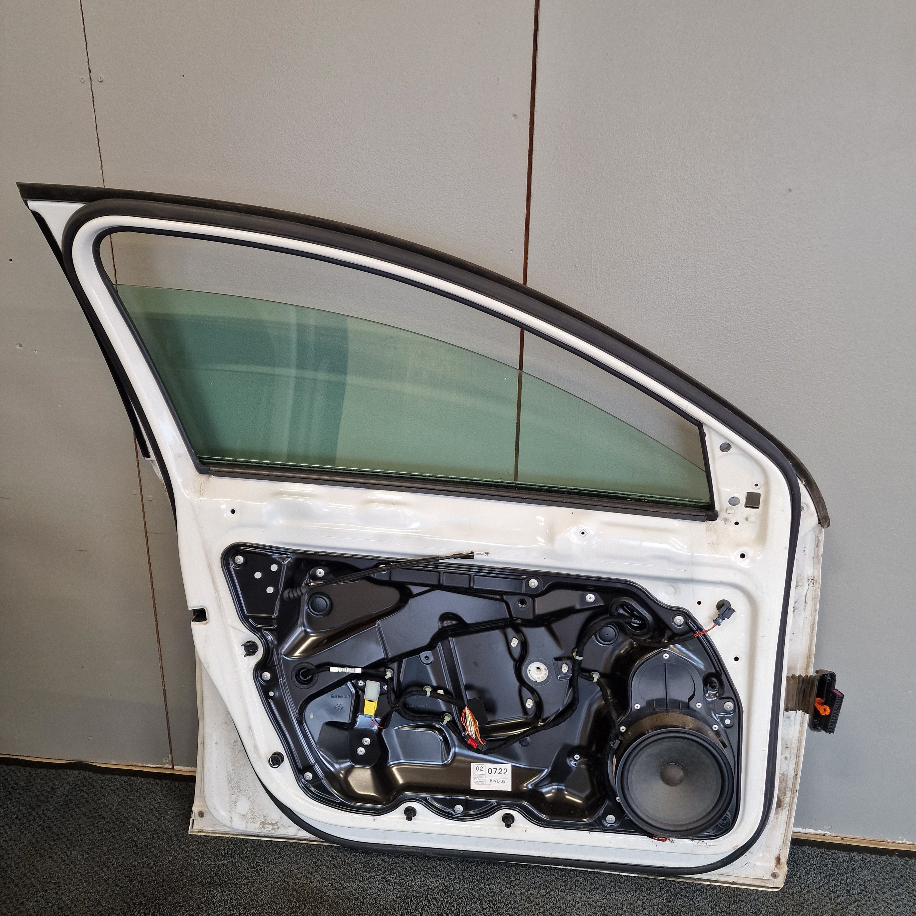 Etuovi, vasen Volkswagen Passat B7 Variant 365 1.6 TDI diesel 2011