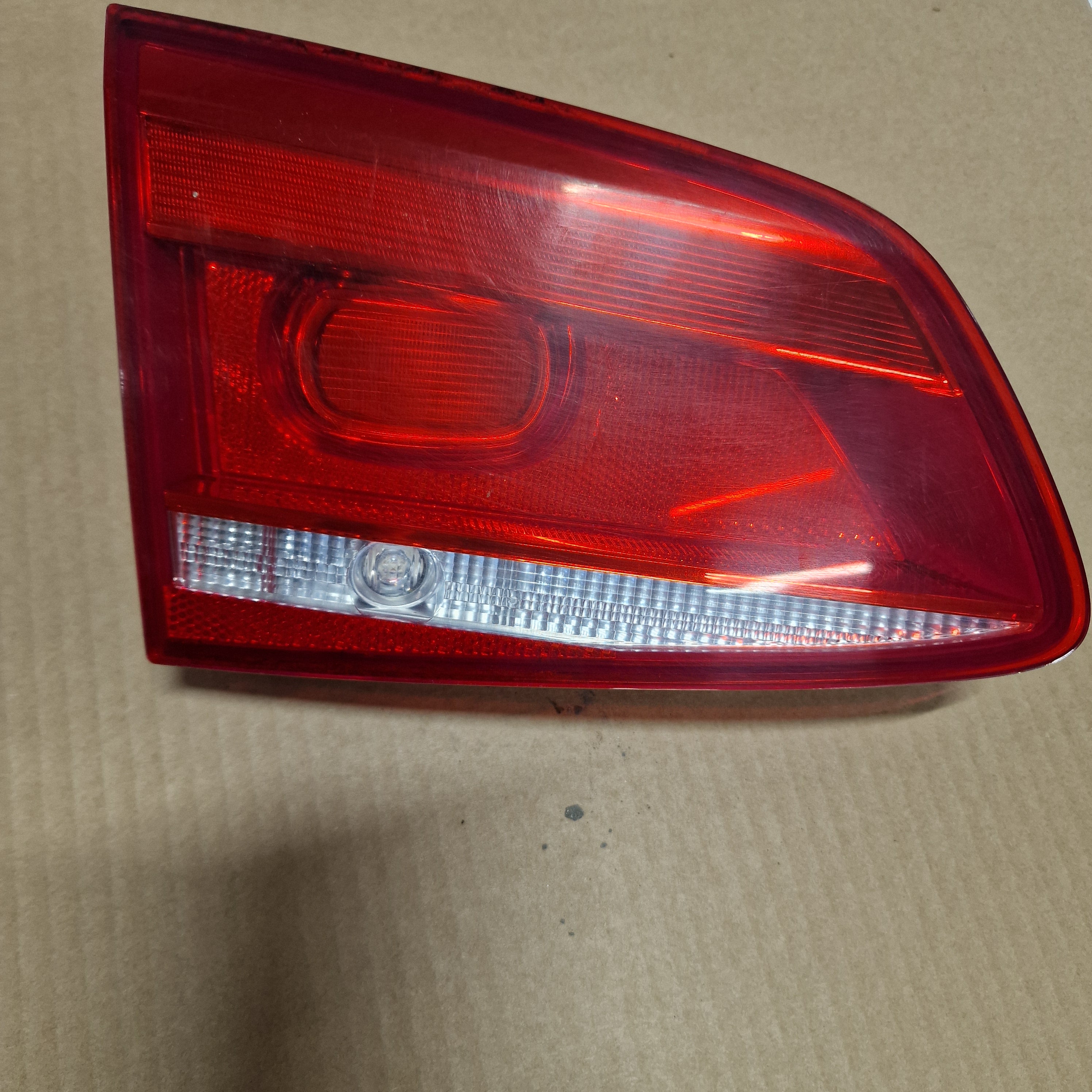 Takavalo, takakannessa, vasen Volkswagen Passat B7 Variant 365 1.6 TDI diesel 2011, 3AF945093B