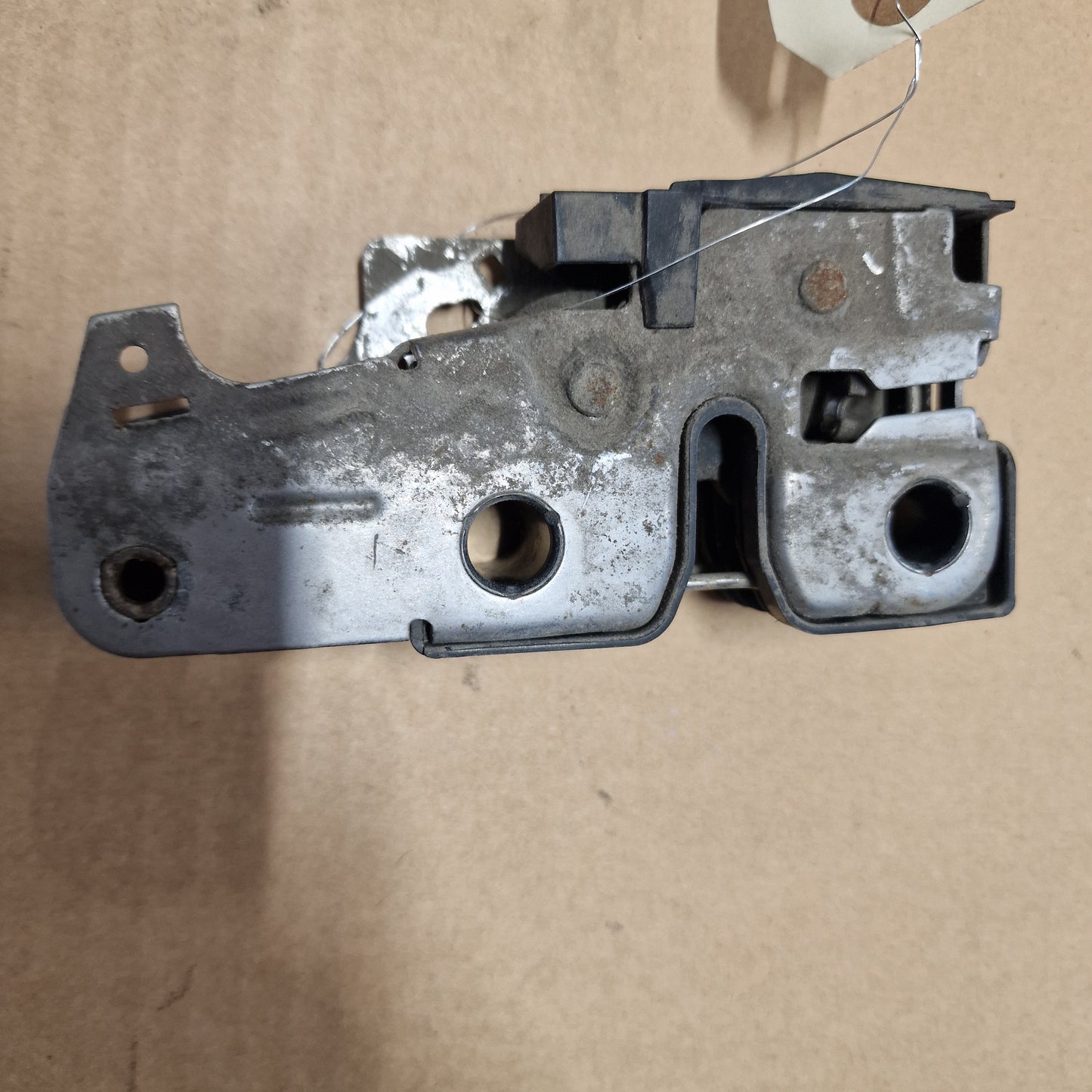 Konepellin lukko Volkswagen Passat B7 Variant 365 1.6 TDI diesel 2011, 3C1823187