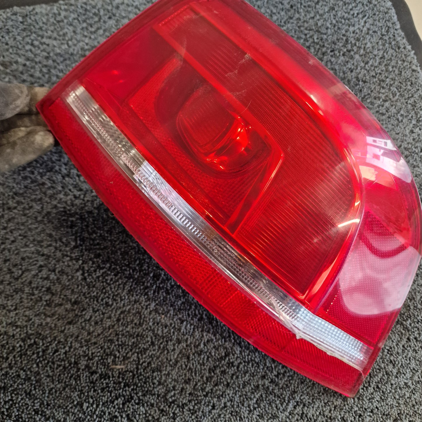 Takavalo oikea Volkswagen Passat B7 Variant 365 1.6 TDI diesel 2011, 3AF945096C