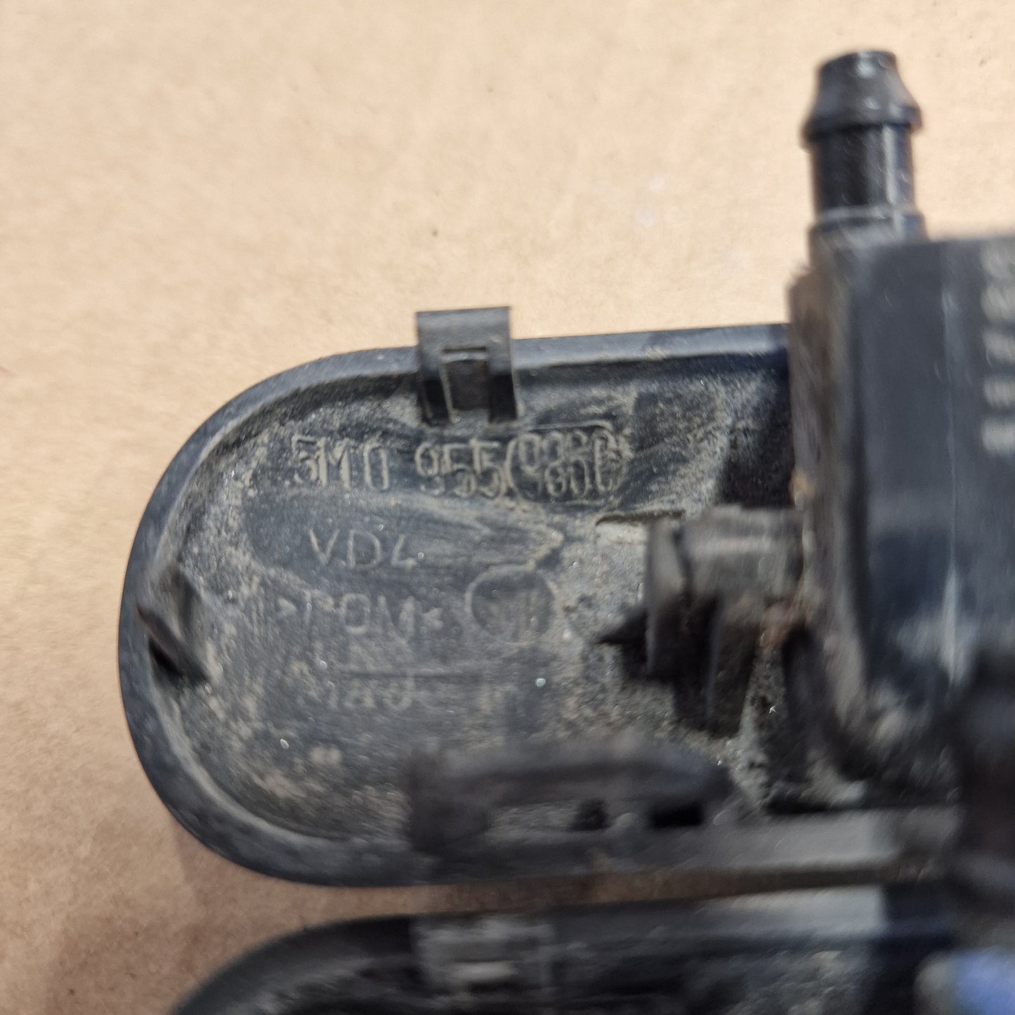 Pesimen suutinpari Volkswagen Passat B7 Variant 365 1.6 TDI diesel 2011, 5M0955986C