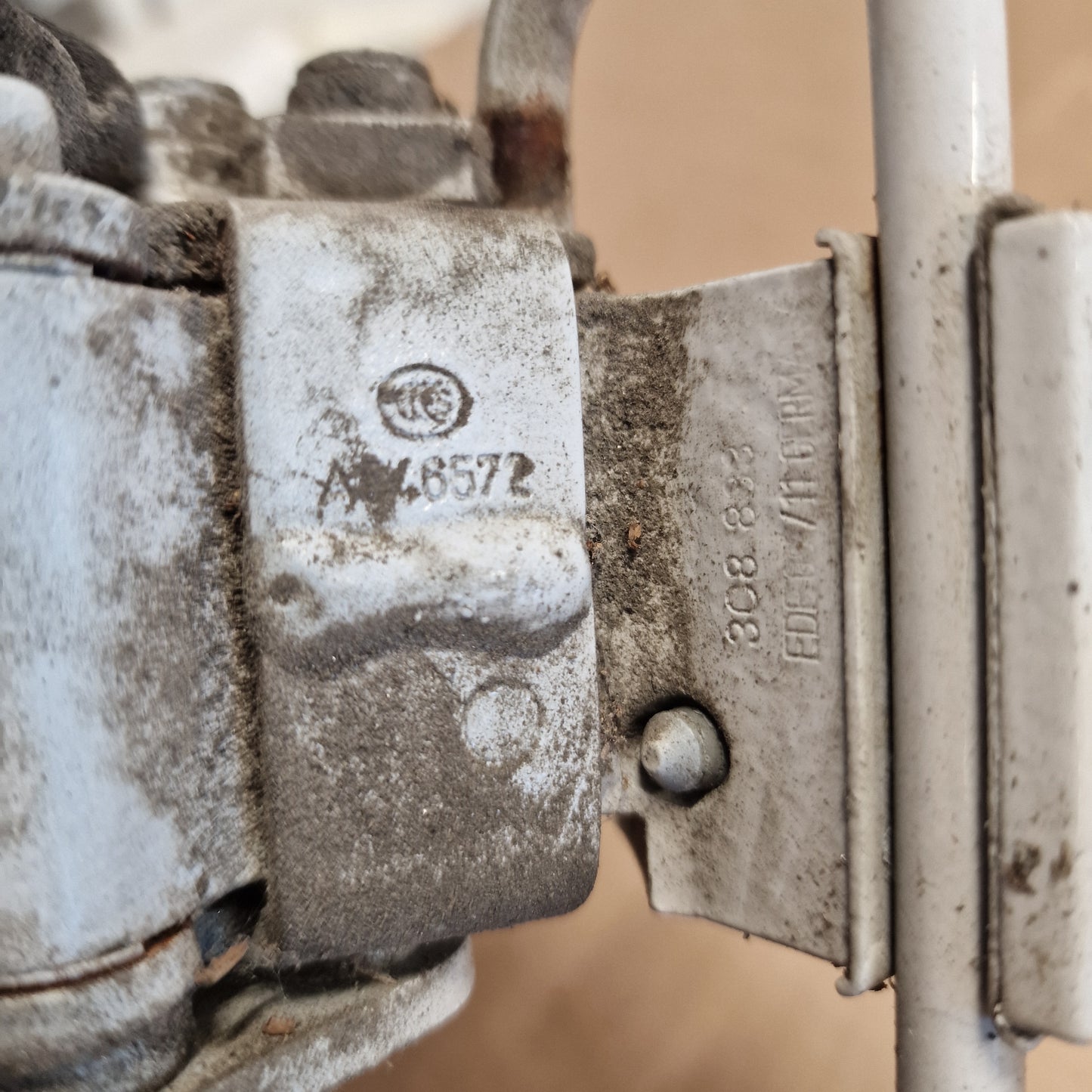 Takaoven saranat, vasen Volkswagen Passat B7 Variant 365 1.6 TDI diesel 2011 308833