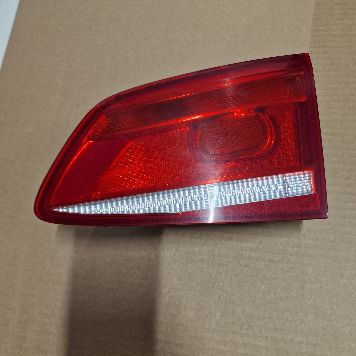 Takavalo, takakannessa, oikea Volkswagen Passat B7 Variant 365 1.6 TDI diesel 2011, 3AF945094C