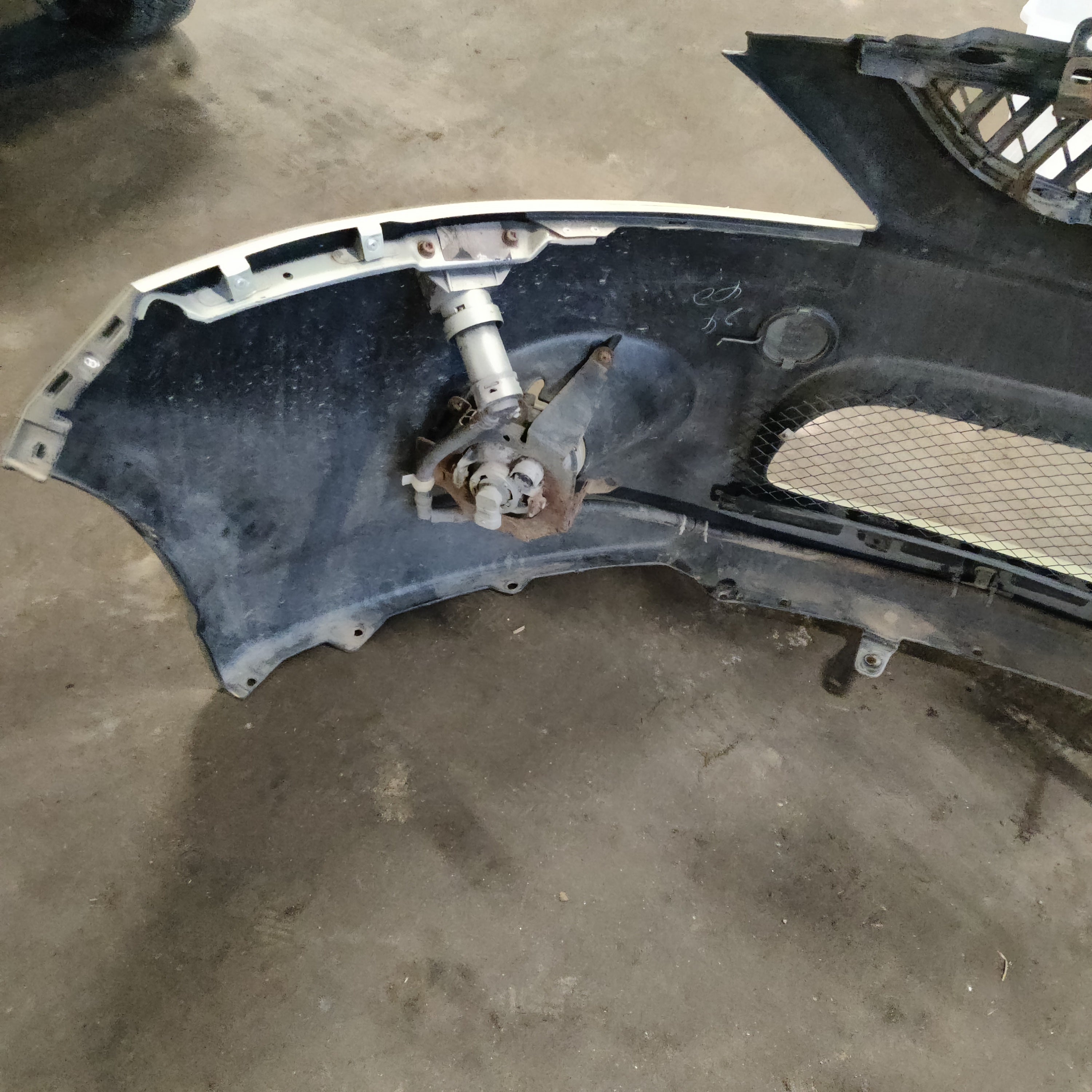 Etupuskuri Mitsubishi Grandis 2.4 bensa 2005