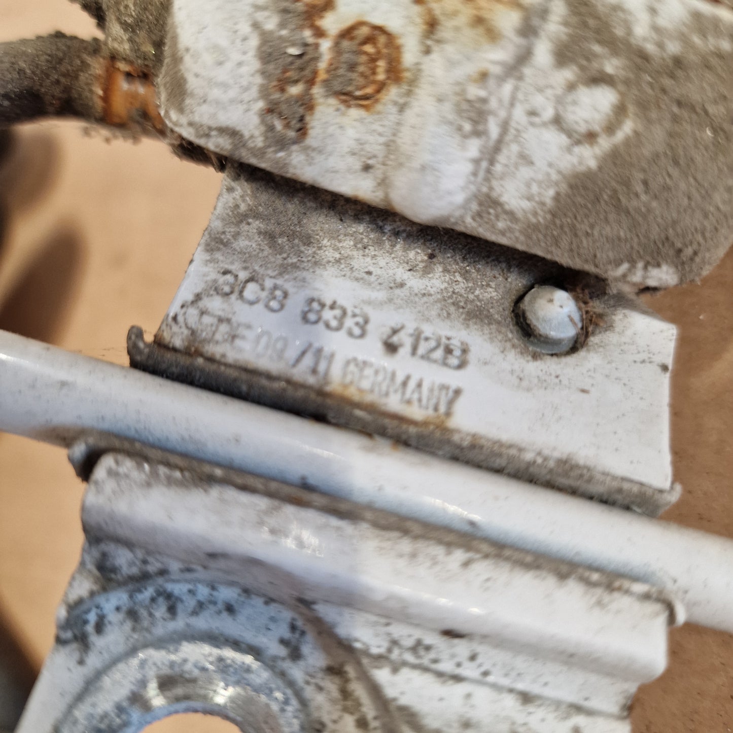 Takaoven saranat, oikea Volkswagen Passat B7 Variant 365 1.6 TDI diesel 2011 3C8833412B