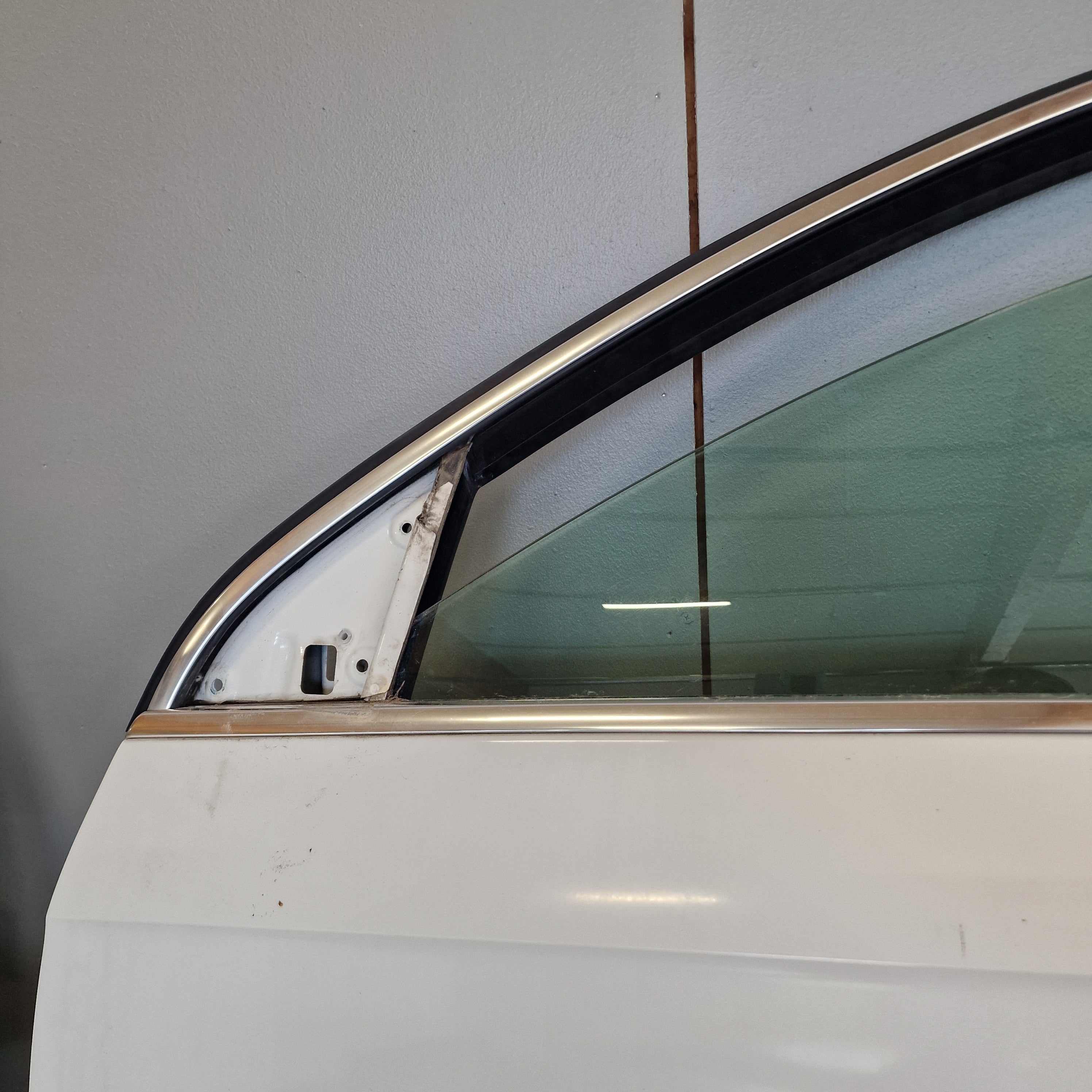 Etuovi, vasen Volkswagen Passat B7 Variant 365 1.6 TDI diesel 2011