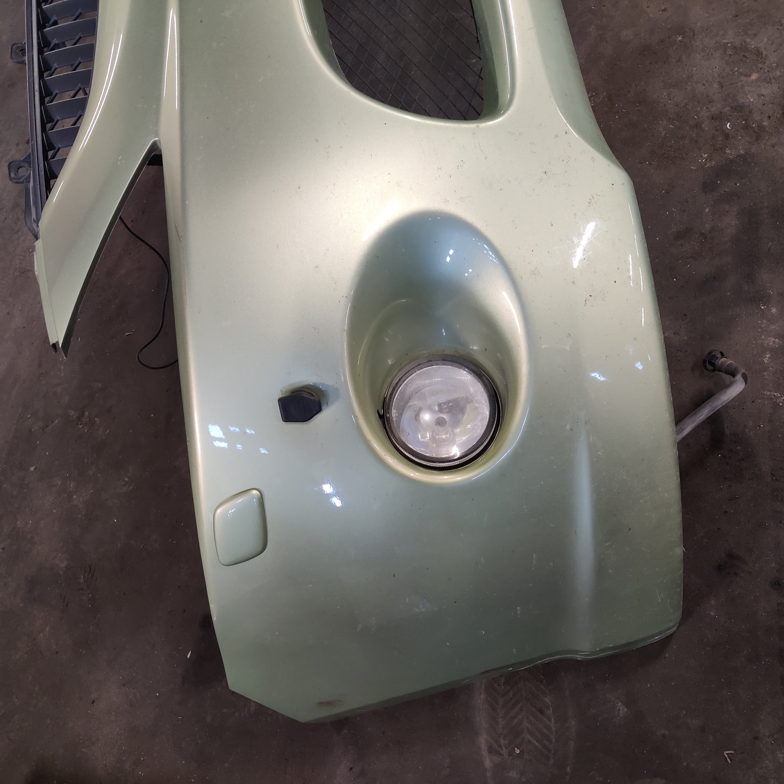 Etupuskuri Mitsubishi Grandis 2.4 bensa 2005