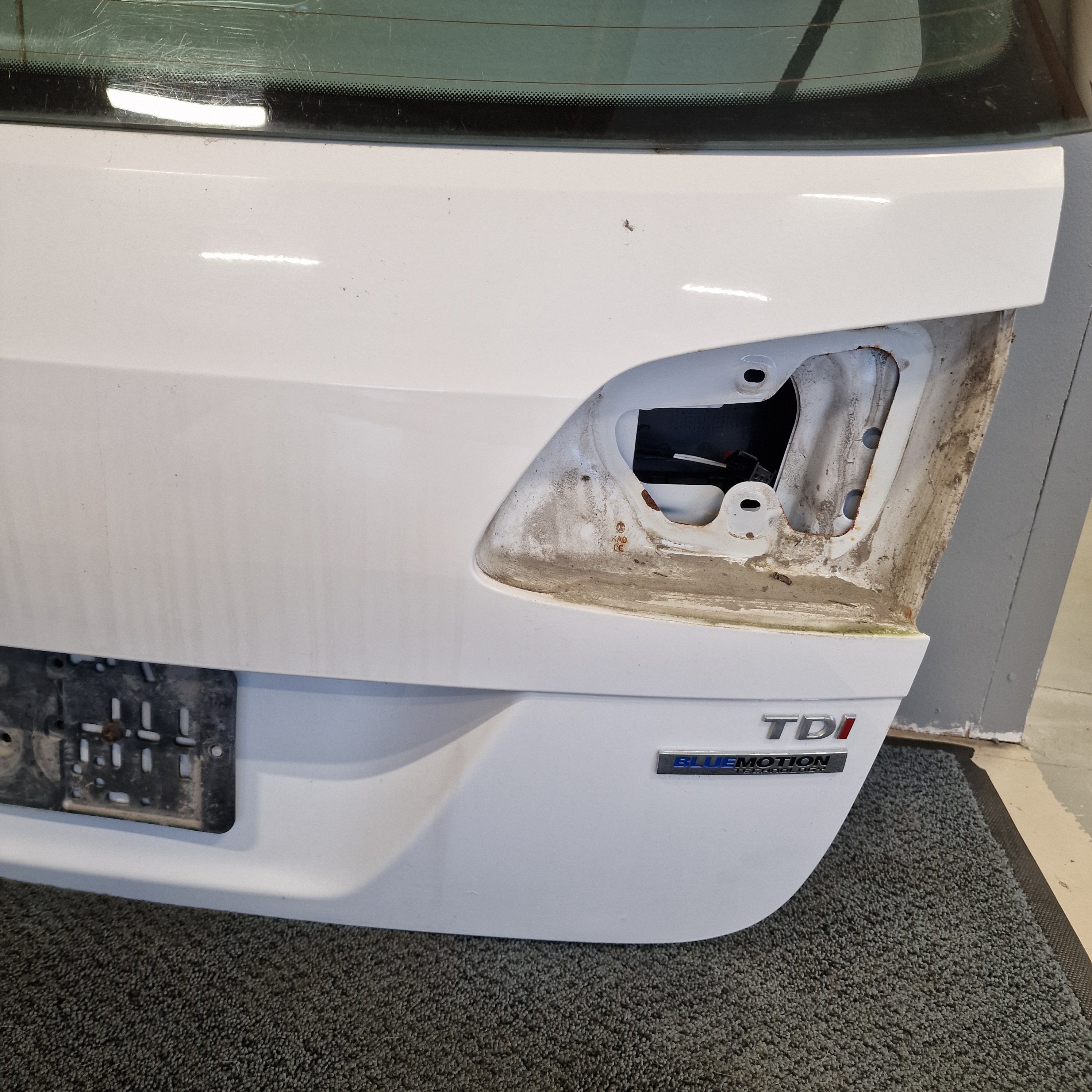 Takaluukku / Takakansi Volkswagen Passat B7 Variant 365 1.6 TDI diesel 2011