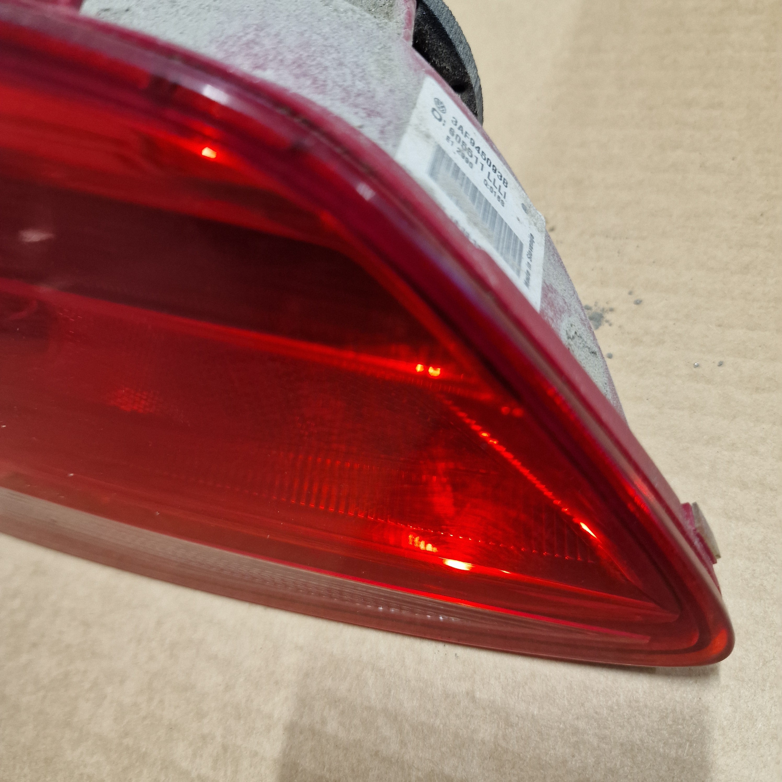 Takavalo, takakannessa, vasen Volkswagen Passat B7 Variant 365 1.6 TDI diesel 2011, 3AF945093B