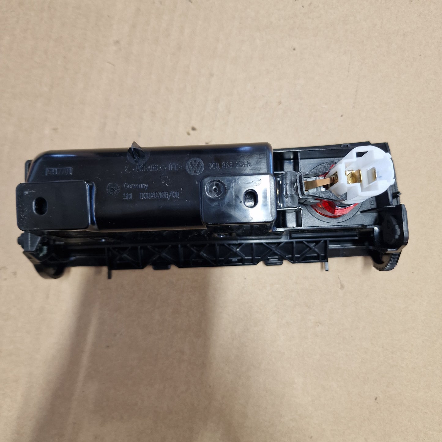 Tuhkakuppi Volkswagen Passat B7 Variant 365 1.6 TDI diesel 2011, 3C0863284K