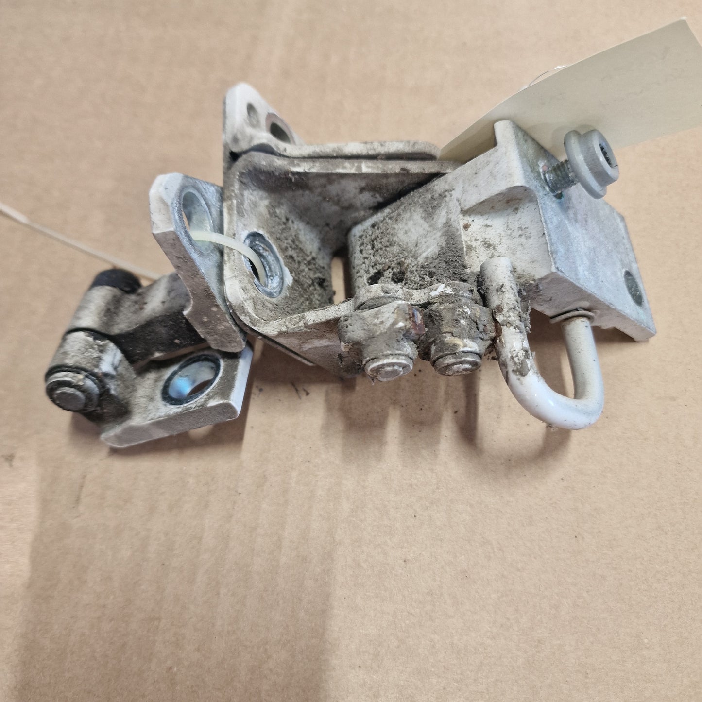 Takaoven saranat, vasen Volkswagen Passat B7 Variant 365 1.6 TDI diesel 2011 308833