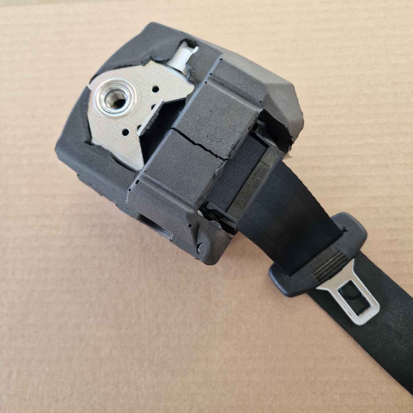 Turvavyö taka vasen Volkswagen Passat B7 Variant 365 1.6 TDI diesel 2011, 3C9857805J