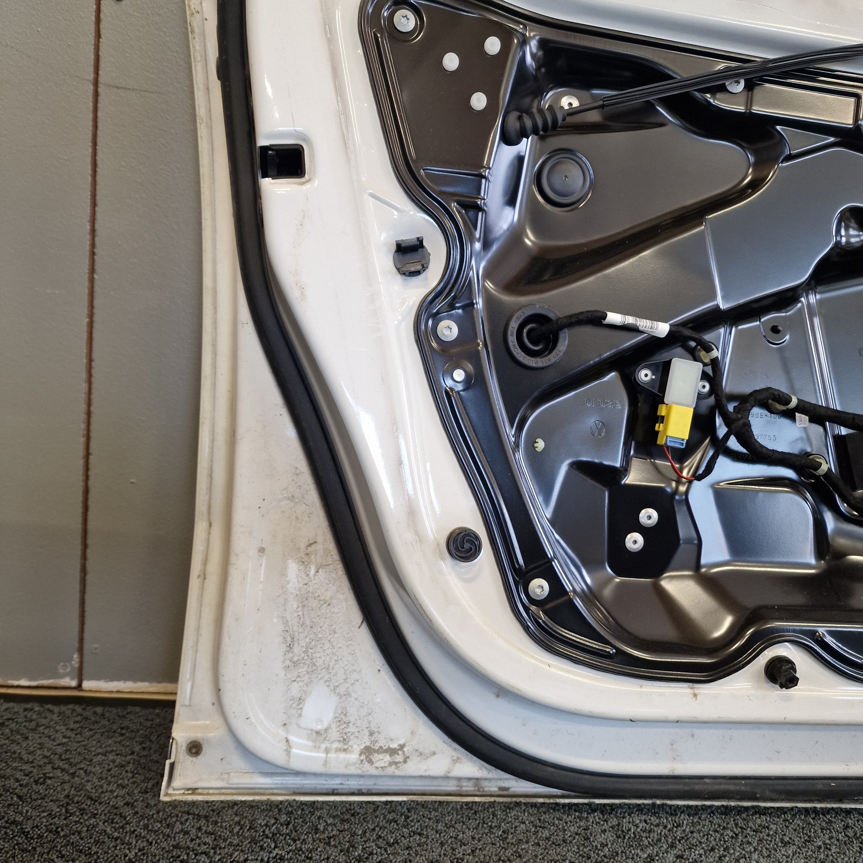 Etuovi, vasen Volkswagen Passat B7 Variant 365 1.6 TDI diesel 2011