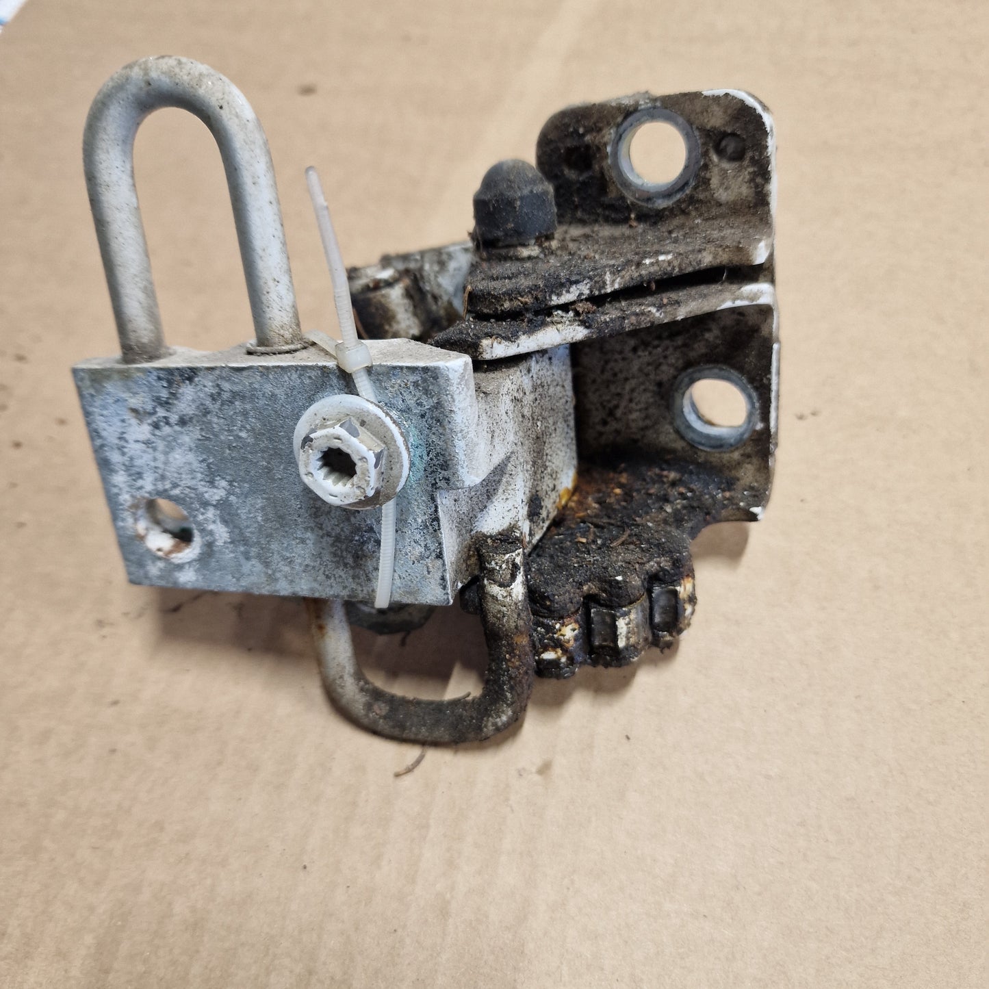 Etuoven saranat oikea Volkswagen Passat B7 Variant 365 1.6 TDI diesel 2011