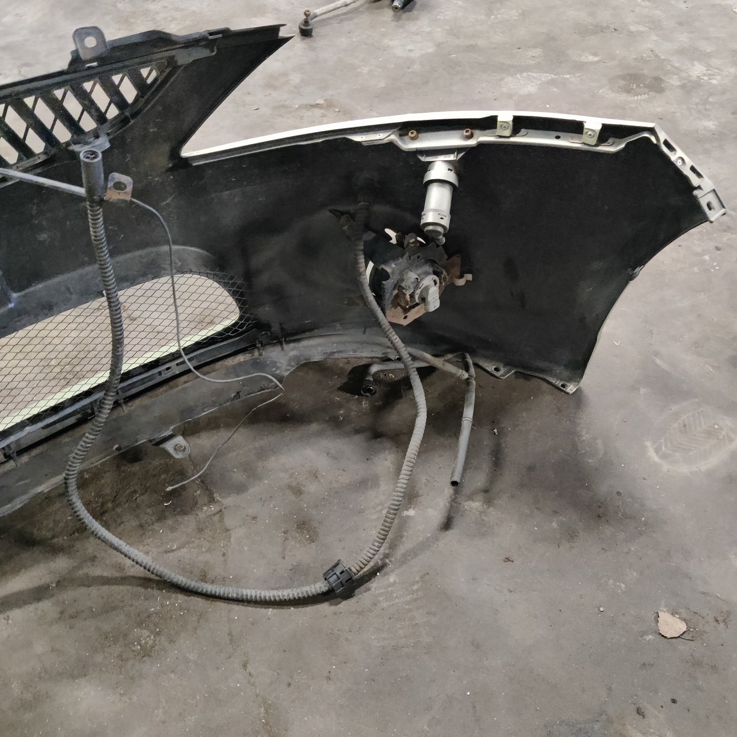 Etupuskuri Mitsubishi Grandis 2.4 bensa 2005