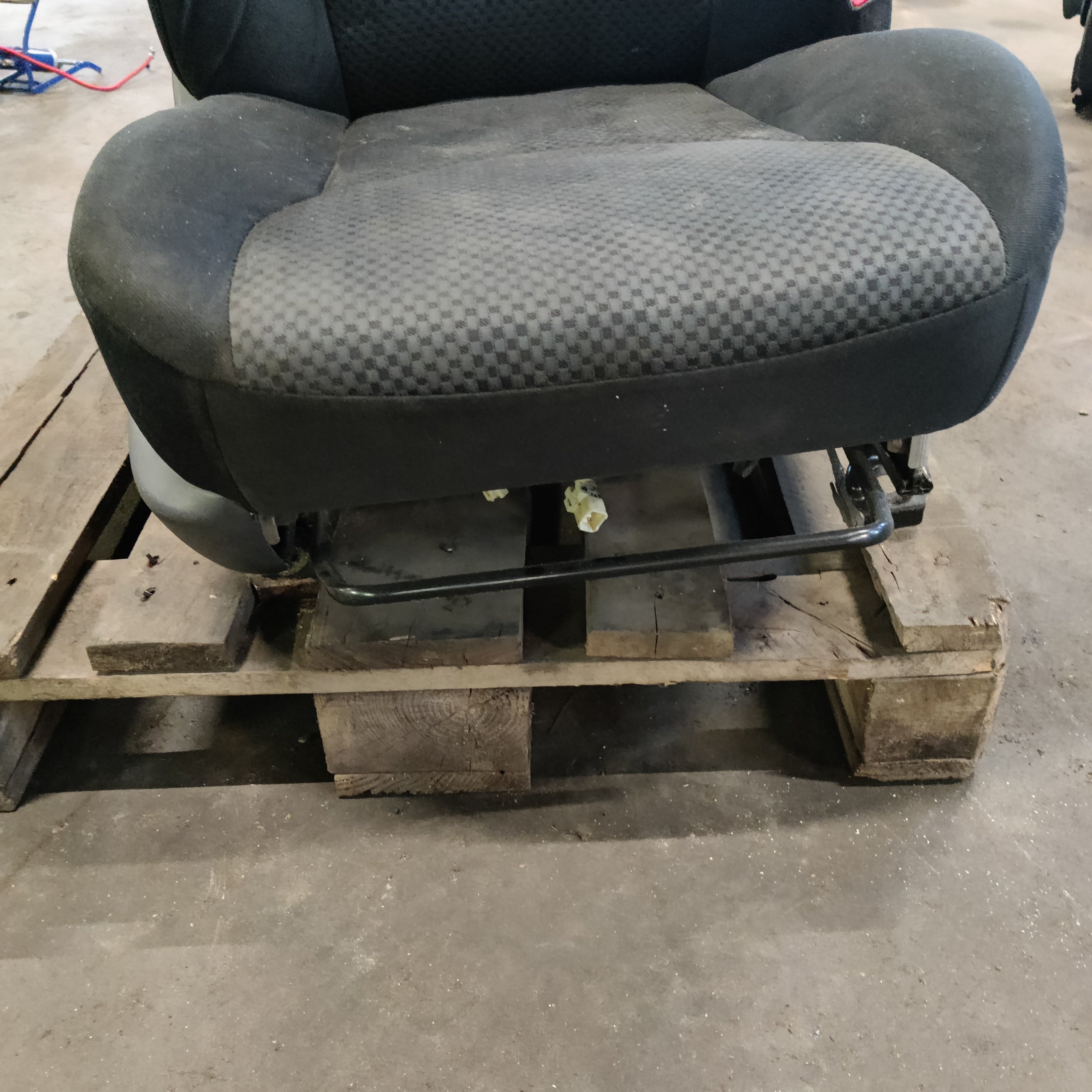 Istuin, oikea etu Toyota RAV 4 III 2.0 4WD 2006