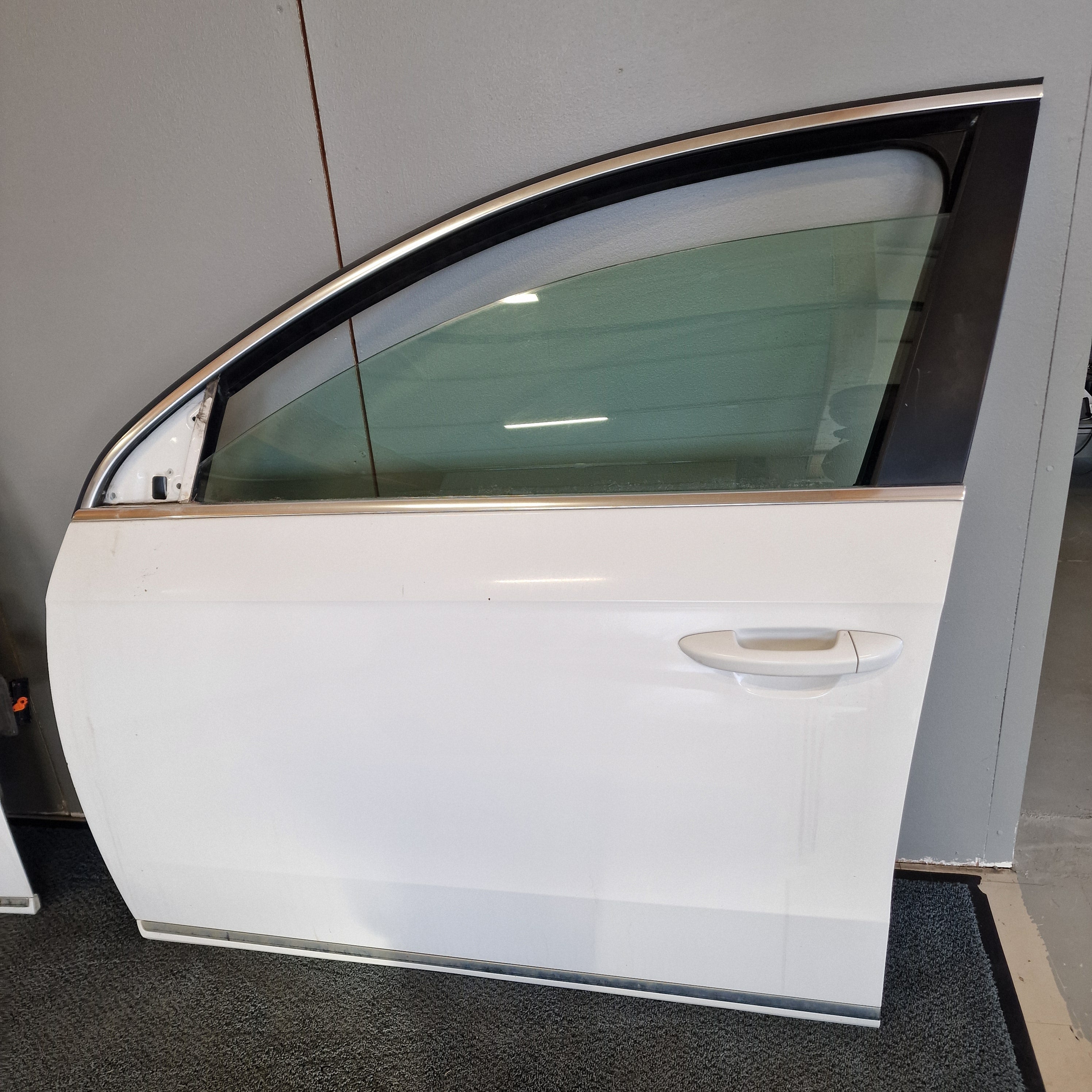 Etuovi, vasen Volkswagen Passat B7 Variant 365 1.6 TDI diesel 2011