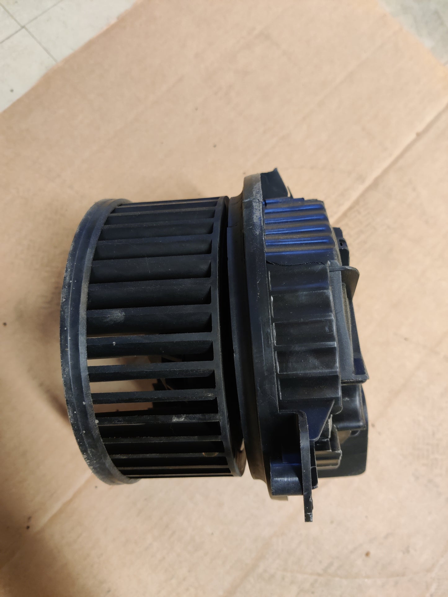 Lämmityslaitteen puhallin Audi A4 B7 Avant 2.0 2007, 8E1820021E